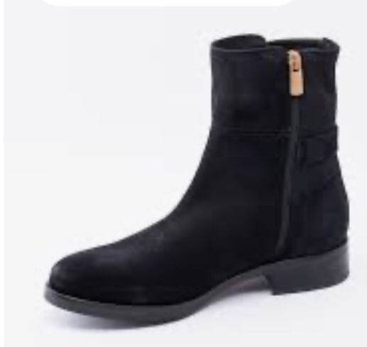 Women boots size black 8.5