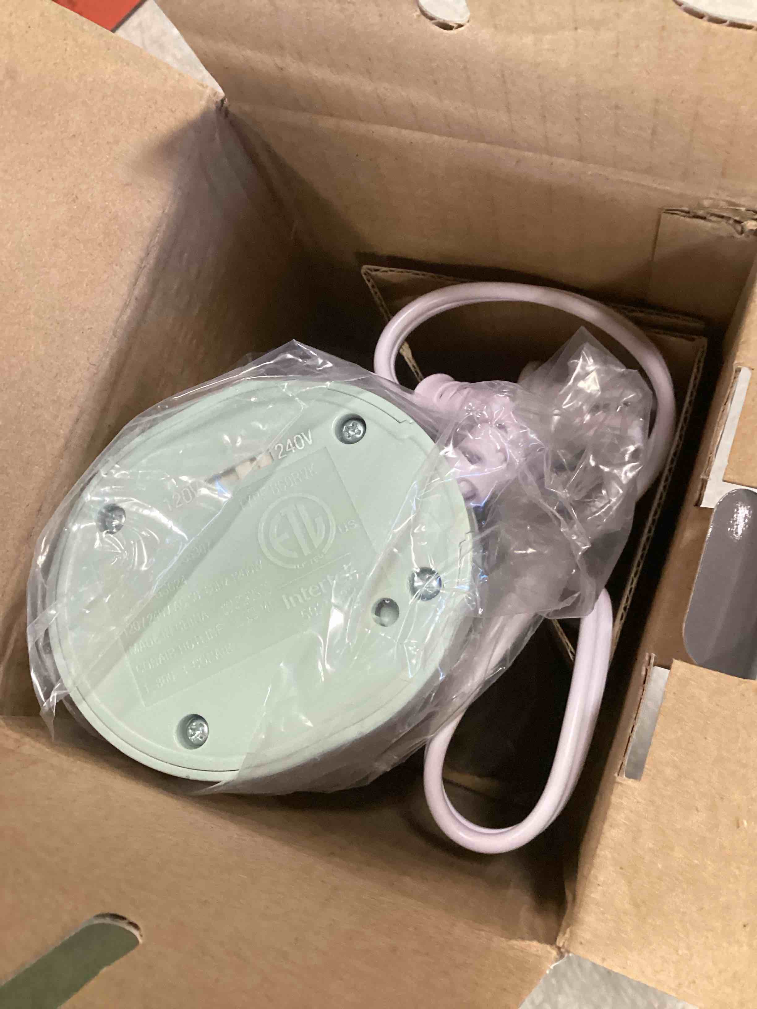 https://s3.amazonaws.com/lotting-images-prod/bidfta/PNK0223779_1725969178376.jpeg