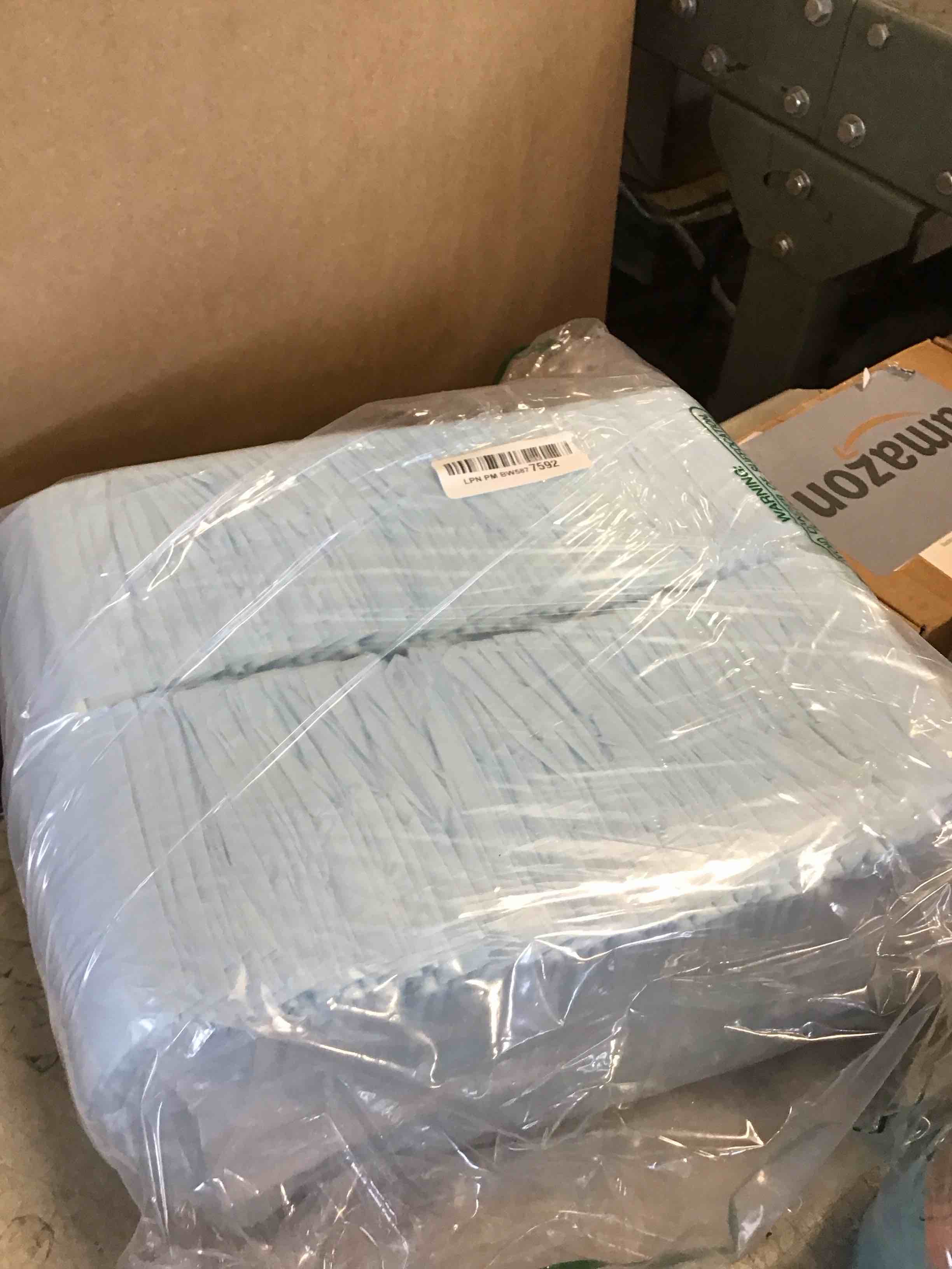 https://s3.amazonaws.com/lotting-images-prod/bidfta/PNK0223848_1725909586789.jpeg
