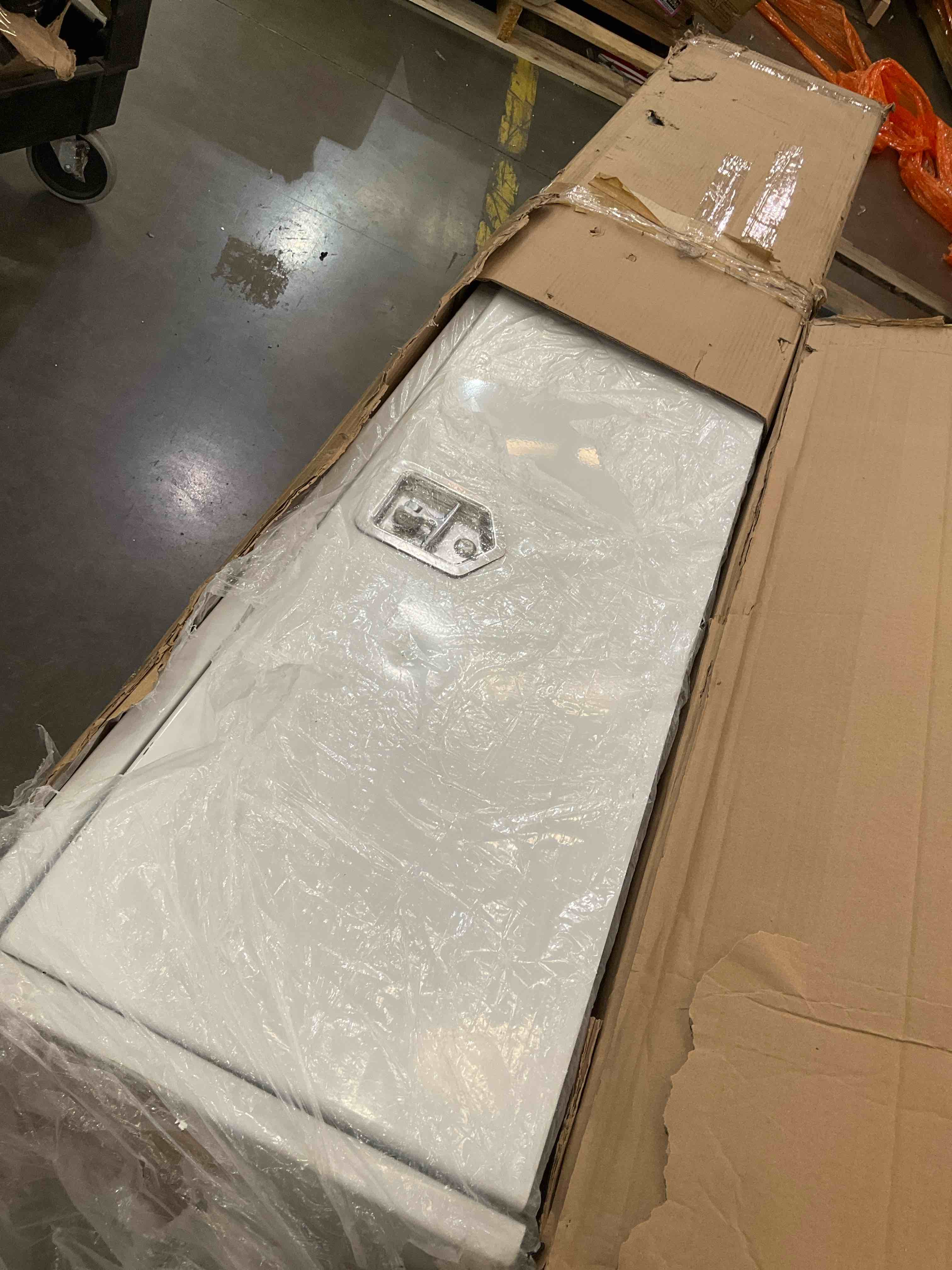 https://s3.amazonaws.com/lotting-images-prod/bidfta/PNK0228228_1728066510627.jpeg