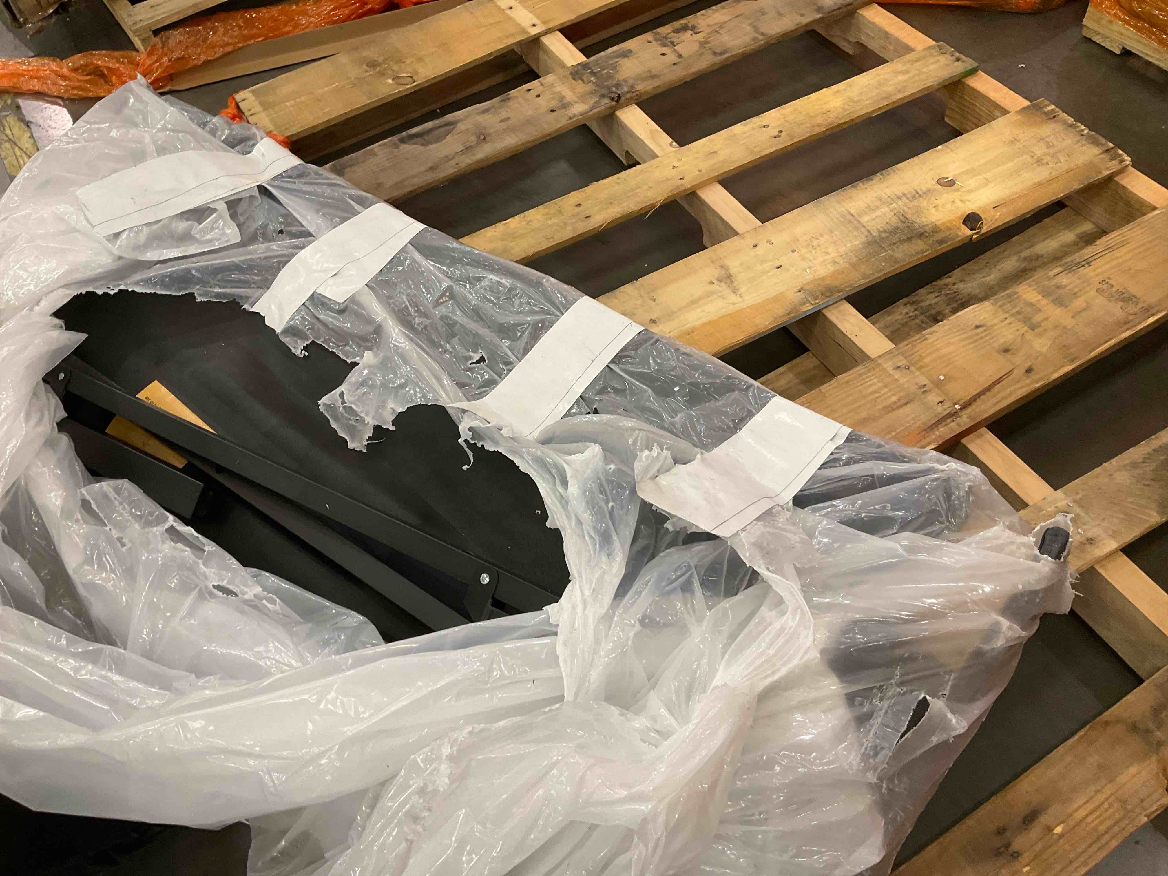 https://s3.amazonaws.com/lotting-images-prod/bidfta/PNK0228241_1728061742746.jpeg