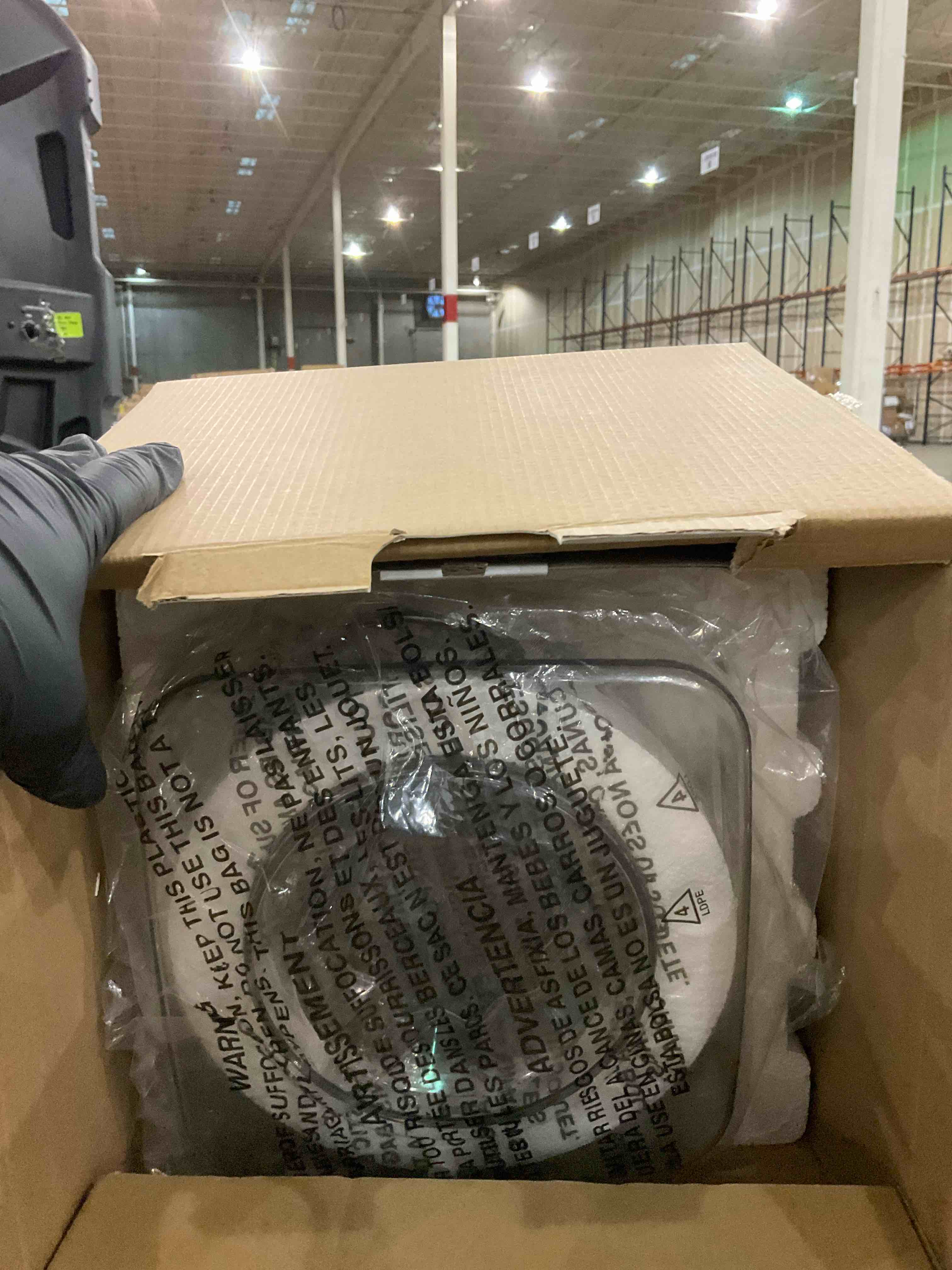 https://s3.amazonaws.com/lotting-images-prod/bidfta/PNK0230564_1727264789155.jpeg