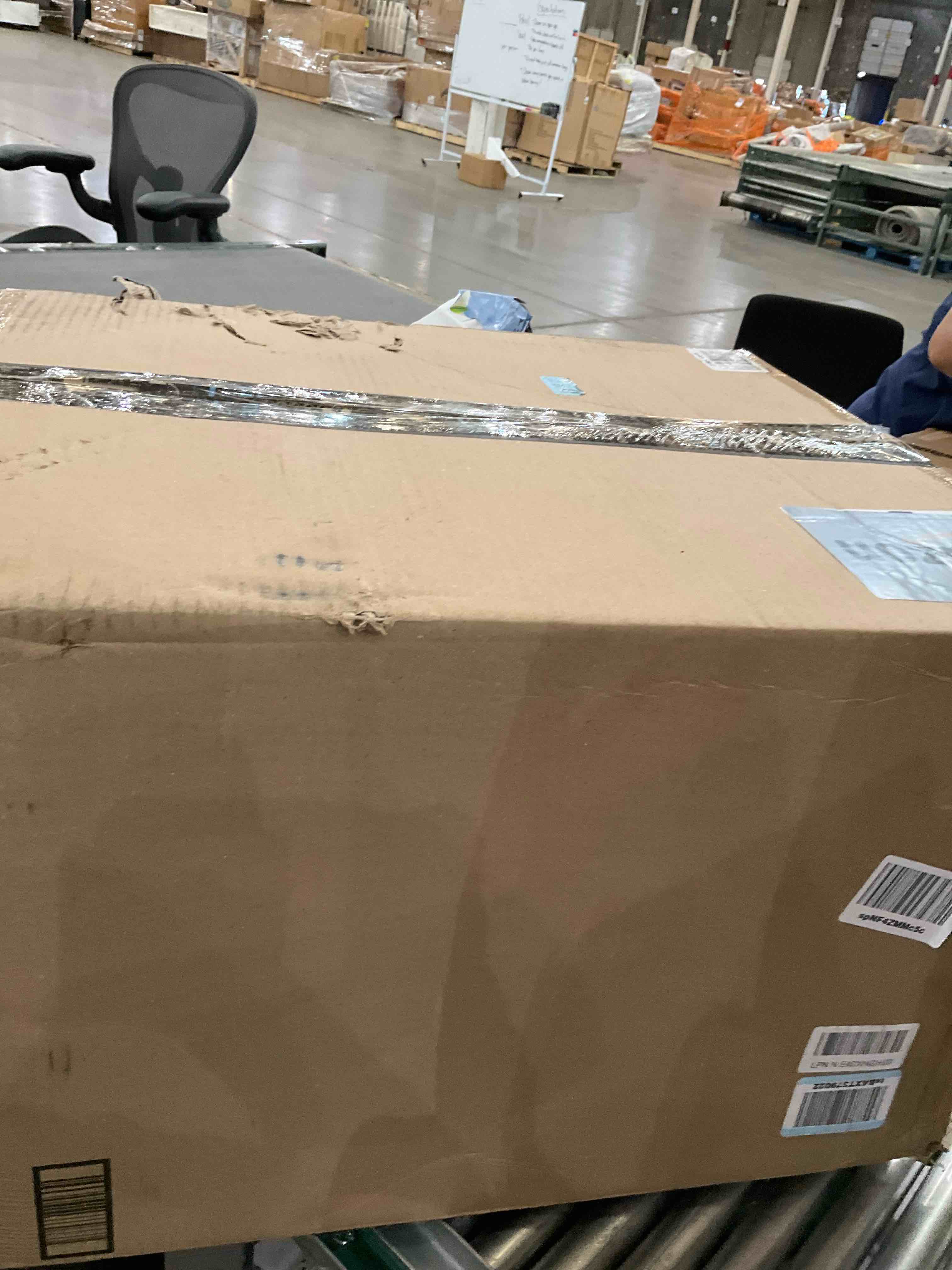 https://s3.amazonaws.com/lotting-images-prod/bidfta/PNK0230872_1727112501840.jpeg
