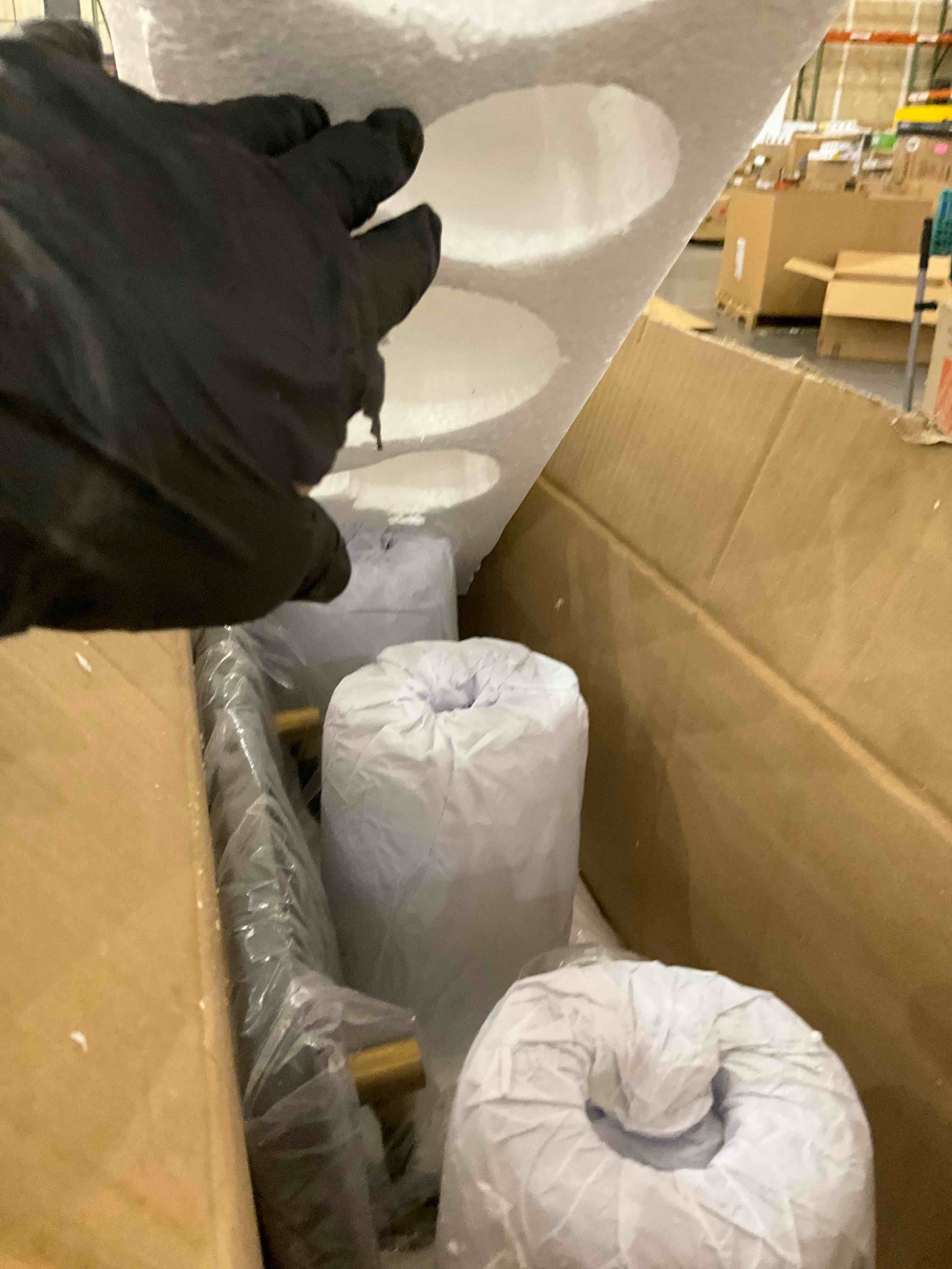 https://s3.amazonaws.com/lotting-images-prod/bidfta/PNK0231198_1726777370269.jpeg