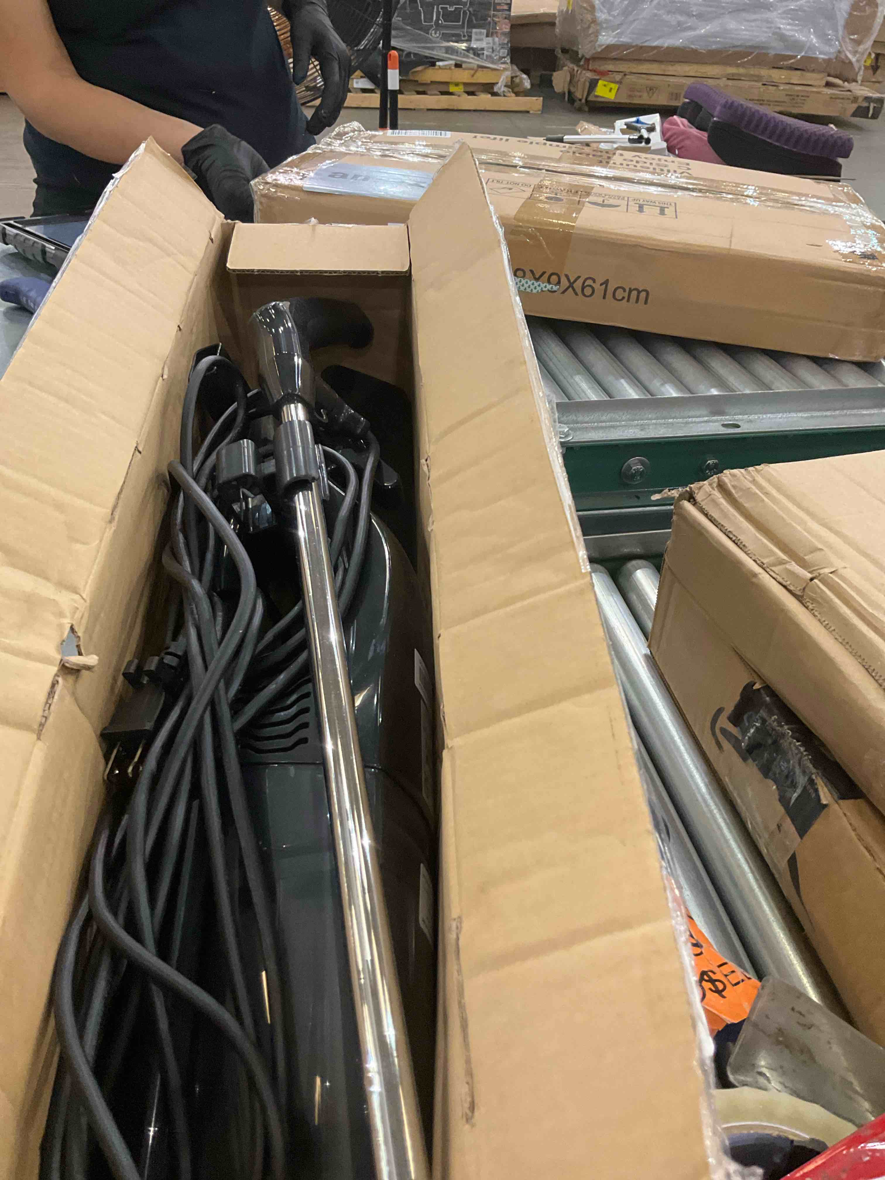 https://s3.amazonaws.com/lotting-images-prod/bidfta/PNK0231799_1726500263582.jpeg