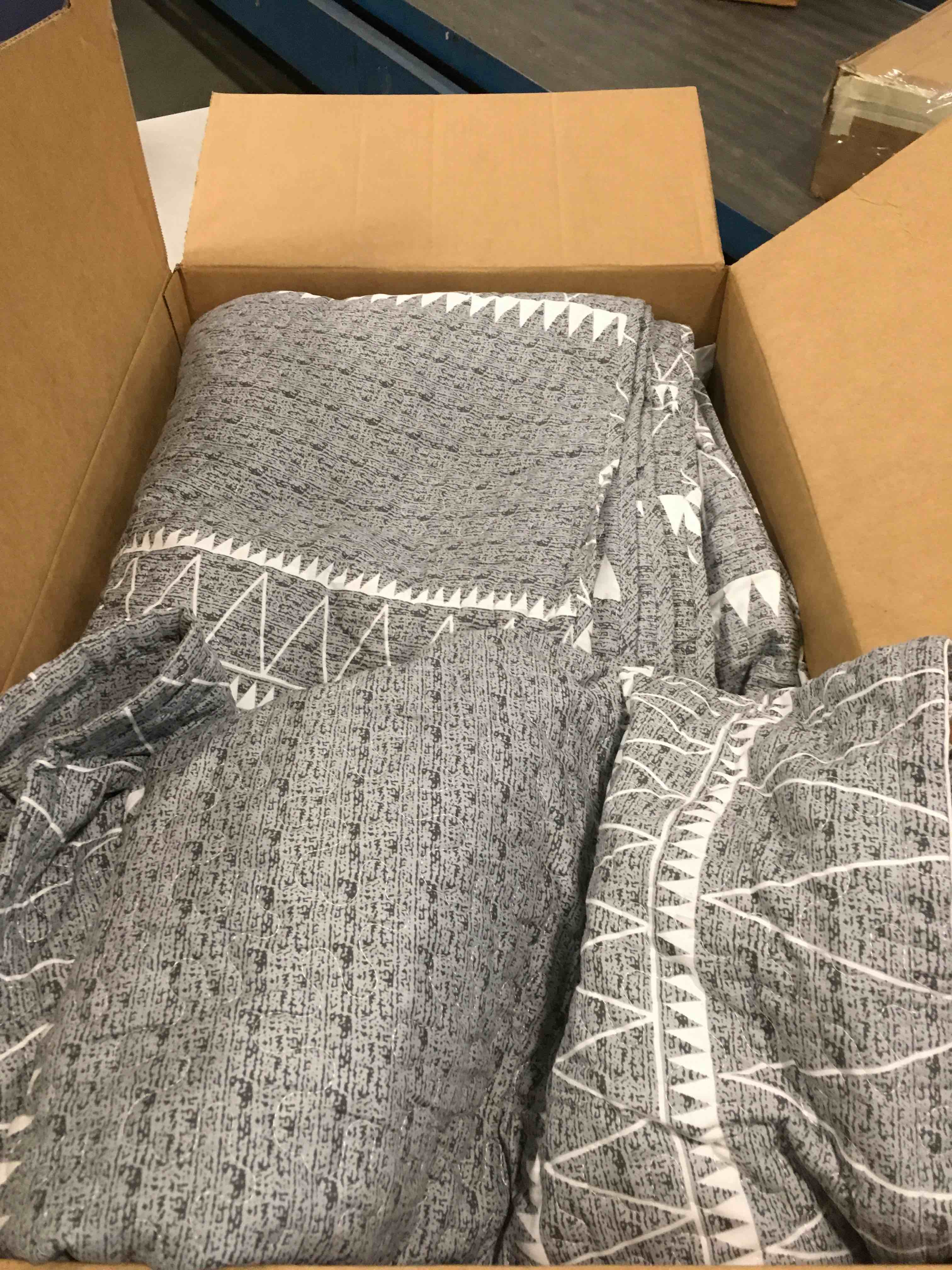 https://s3.amazonaws.com/lotting-images-prod/bidfta/PNK0244533_1727954632652.jpeg