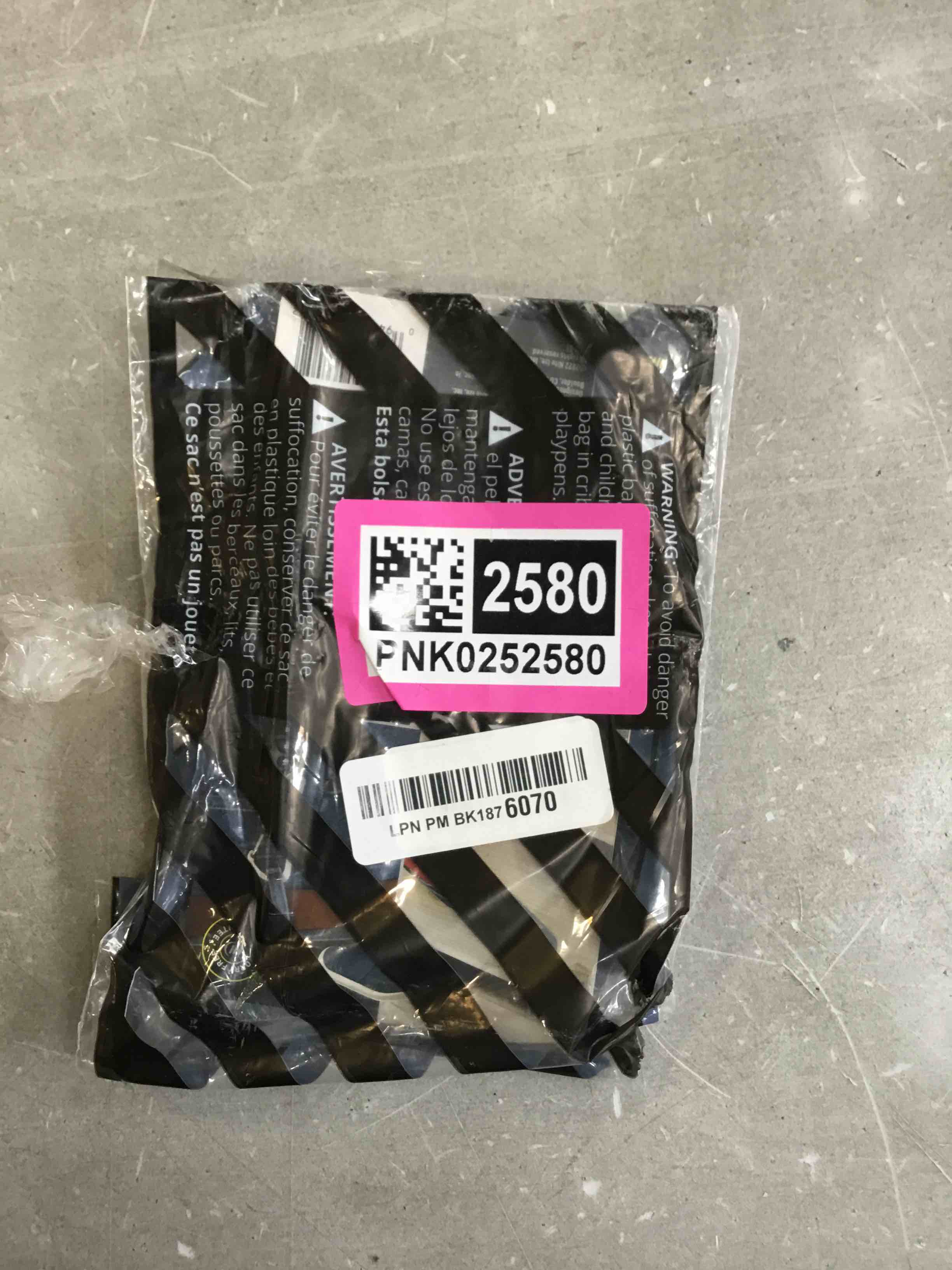 https://s3.amazonaws.com/lotting-images-prod/bidfta/PNK0252580_1726593313162.jpeg