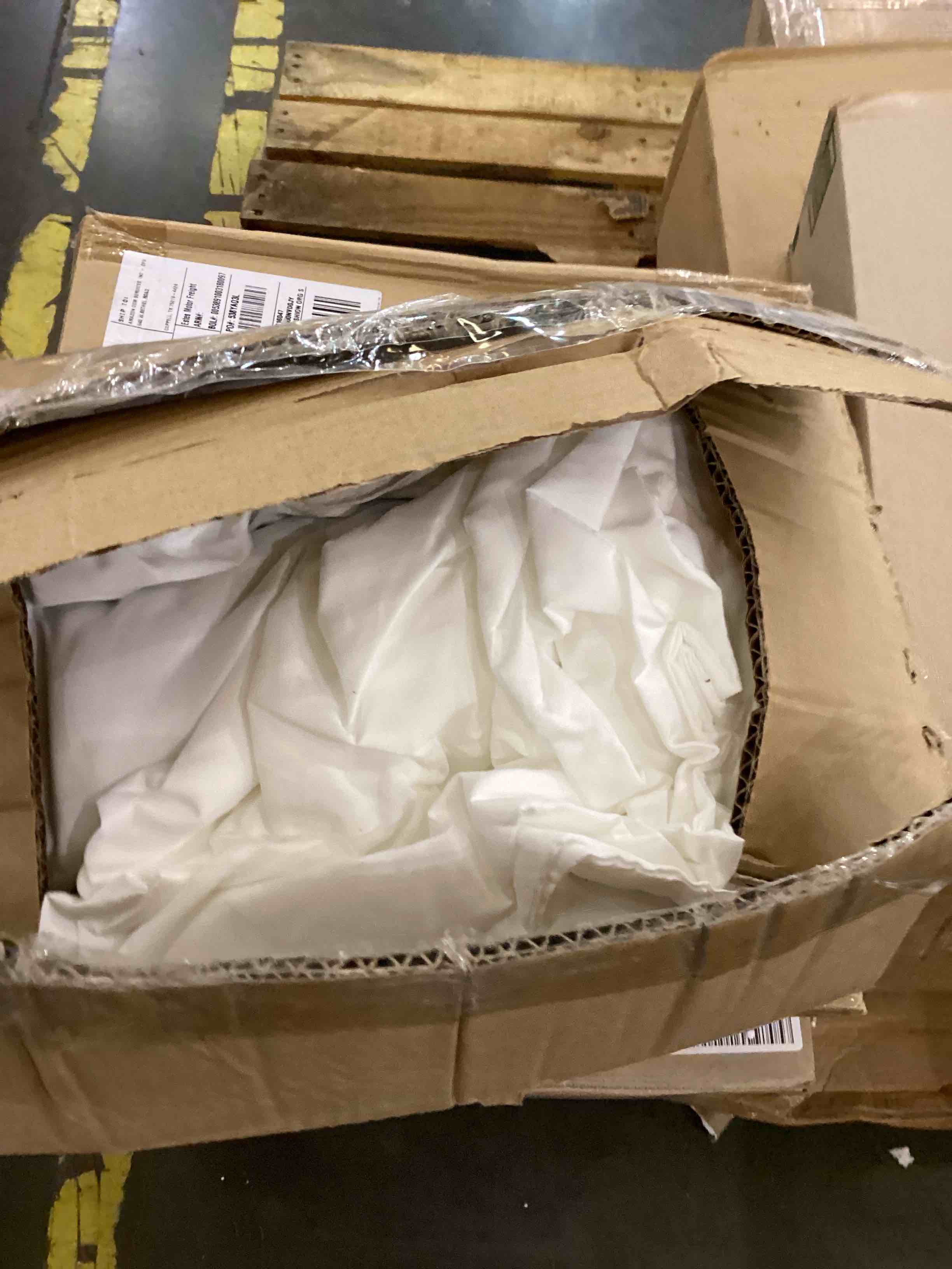 https://s3.amazonaws.com/lotting-images-prod/bidfta/PNK0261850_1726499827134.jpeg