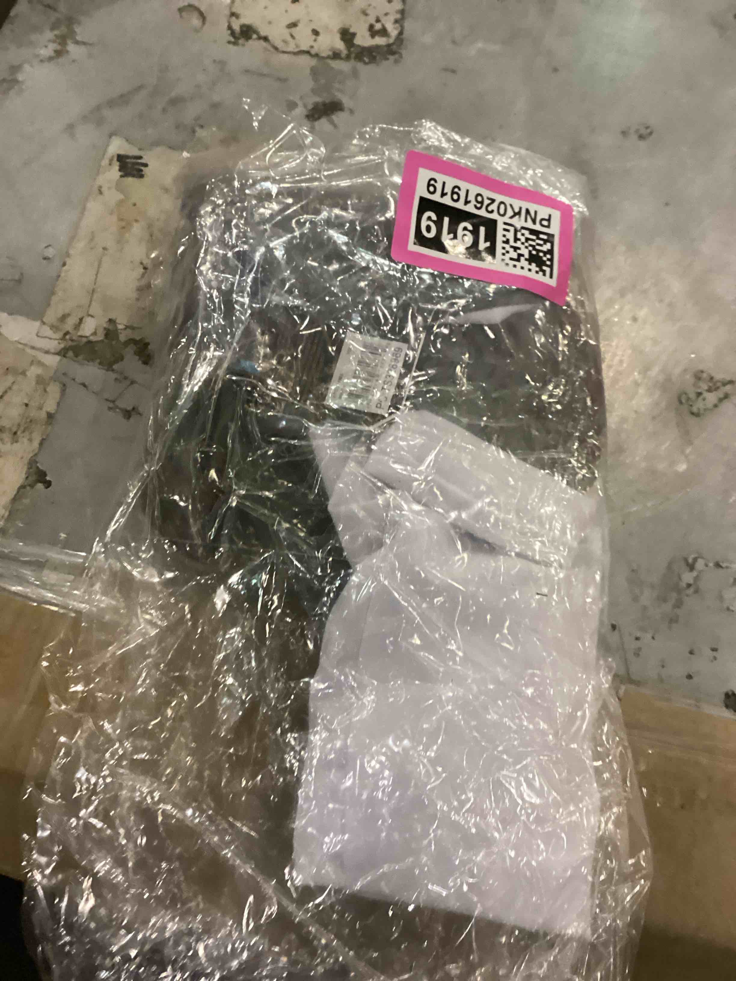 https://s3.amazonaws.com/lotting-images-prod/bidfta/PNK0261919_1726491088230.jpeg