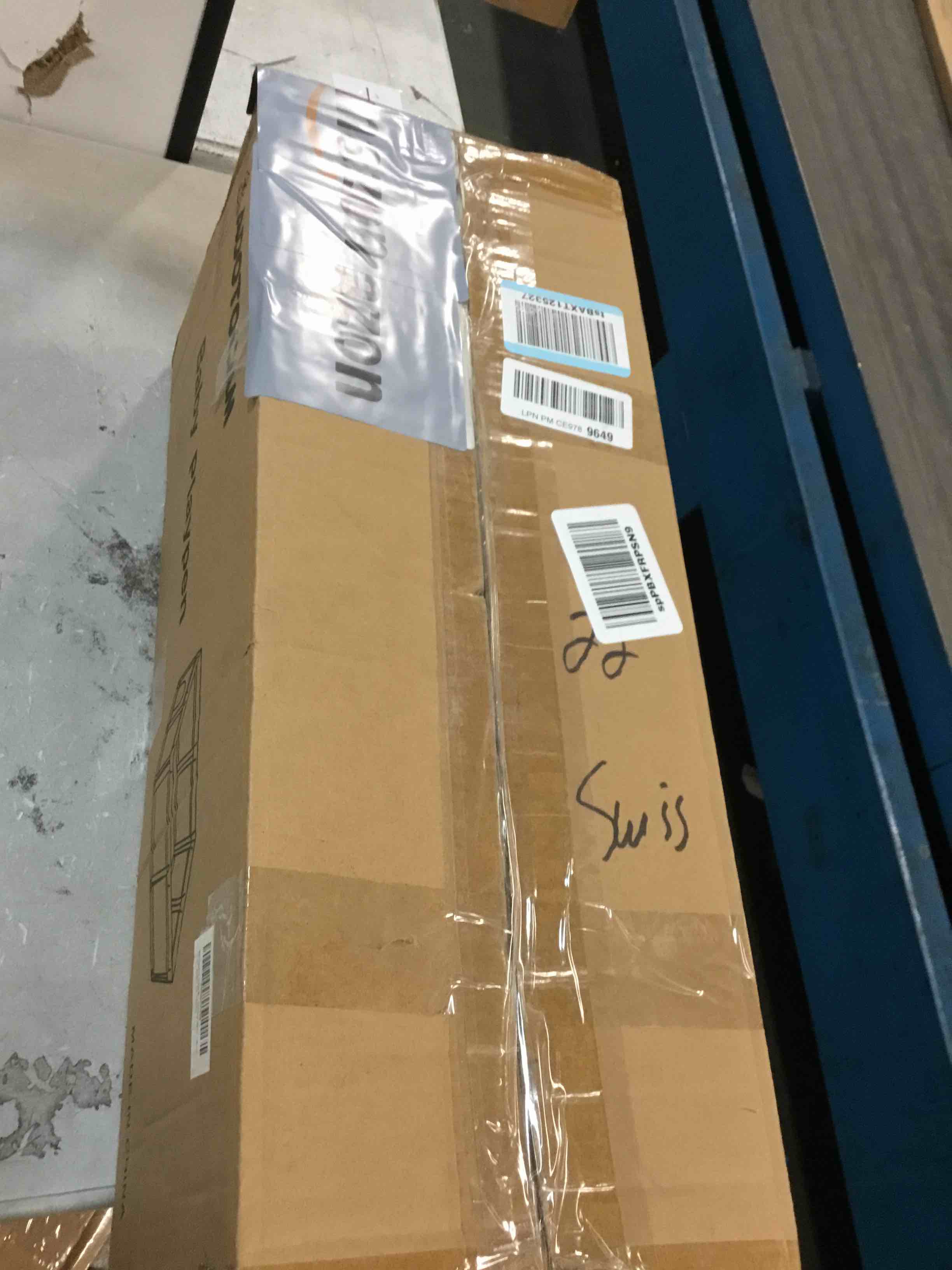 https://s3.amazonaws.com/lotting-images-prod/bidfta/PNK0263221_1726806573602.jpeg