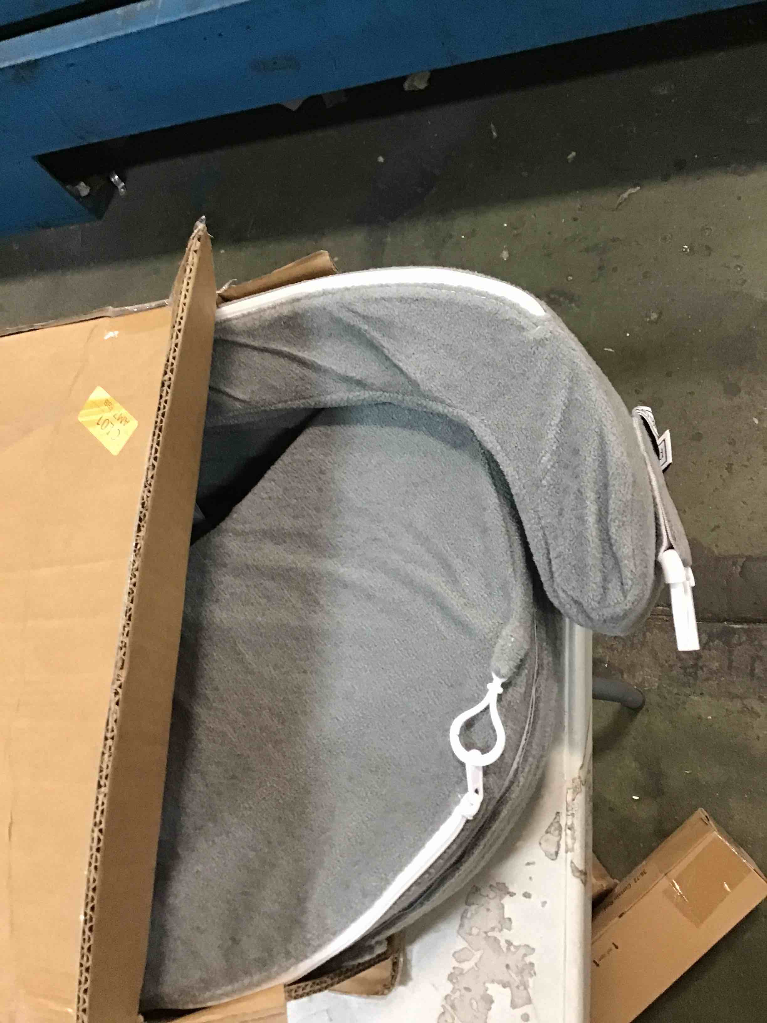 https://s3.amazonaws.com/lotting-images-prod/bidfta/PNK0263797_1726525428732.jpeg