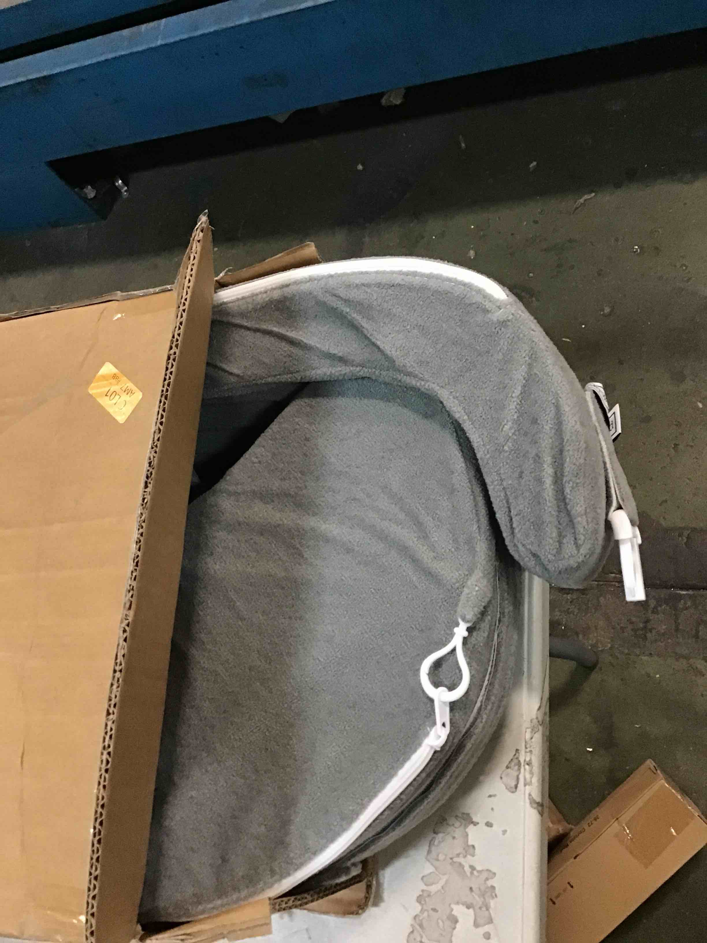 https://s3.amazonaws.com/lotting-images-prod/bidfta/PNK0263797_1726525429853.jpeg