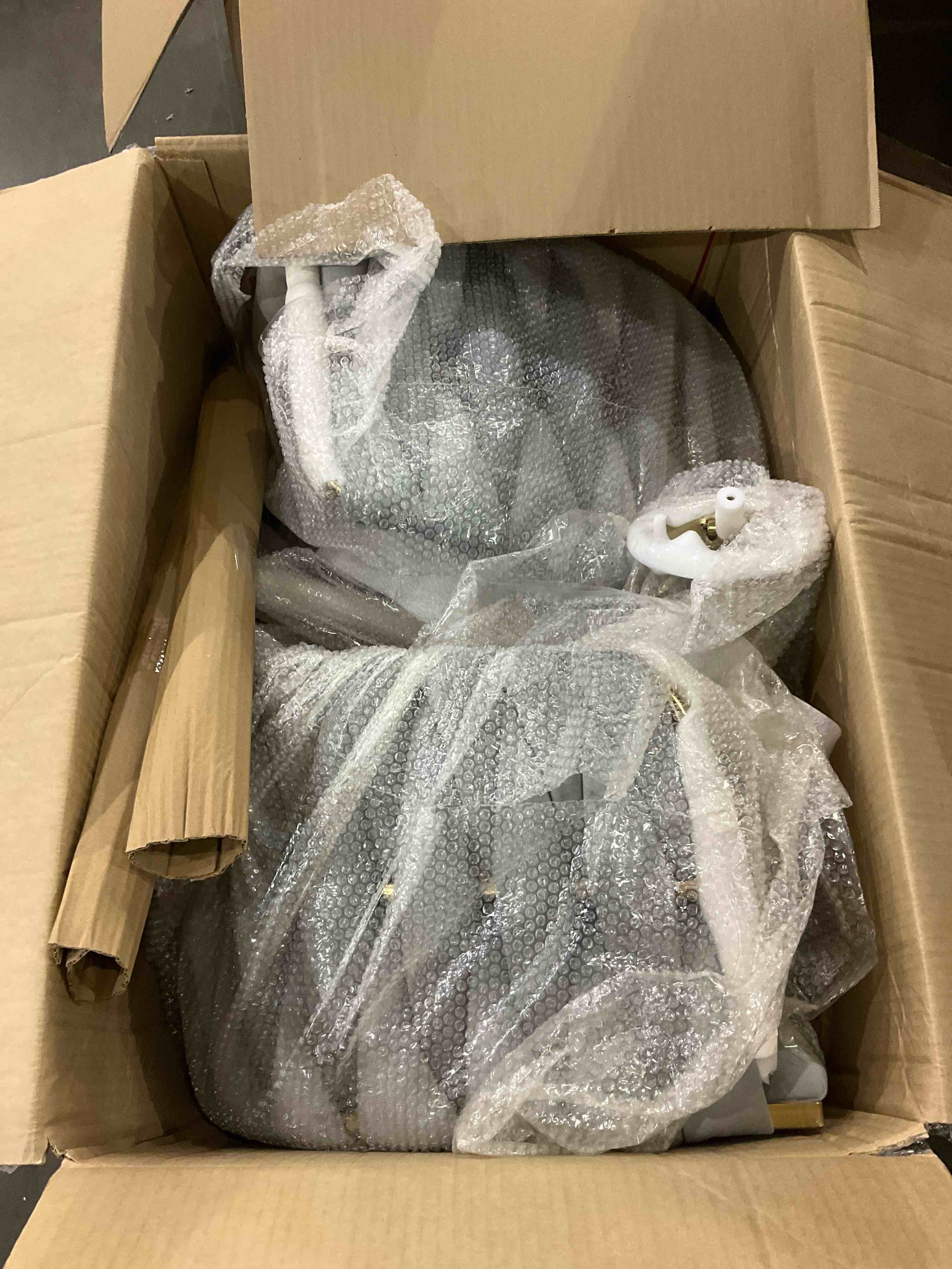 https://s3.amazonaws.com/lotting-images-prod/bidfta/PNK0264020_1736254234713.jpeg