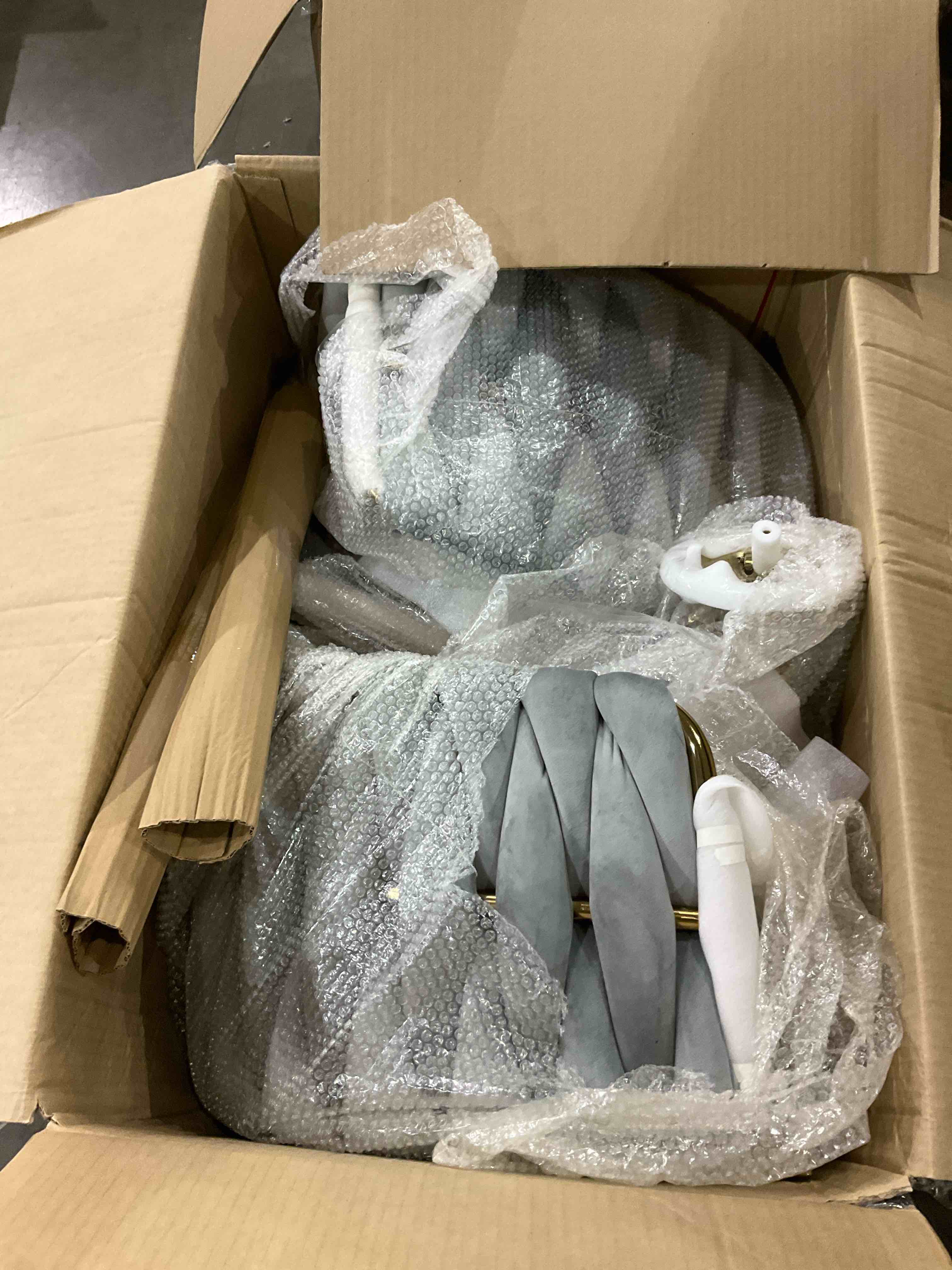 https://s3.amazonaws.com/lotting-images-prod/bidfta/PNK0264020_1736254244102.jpeg