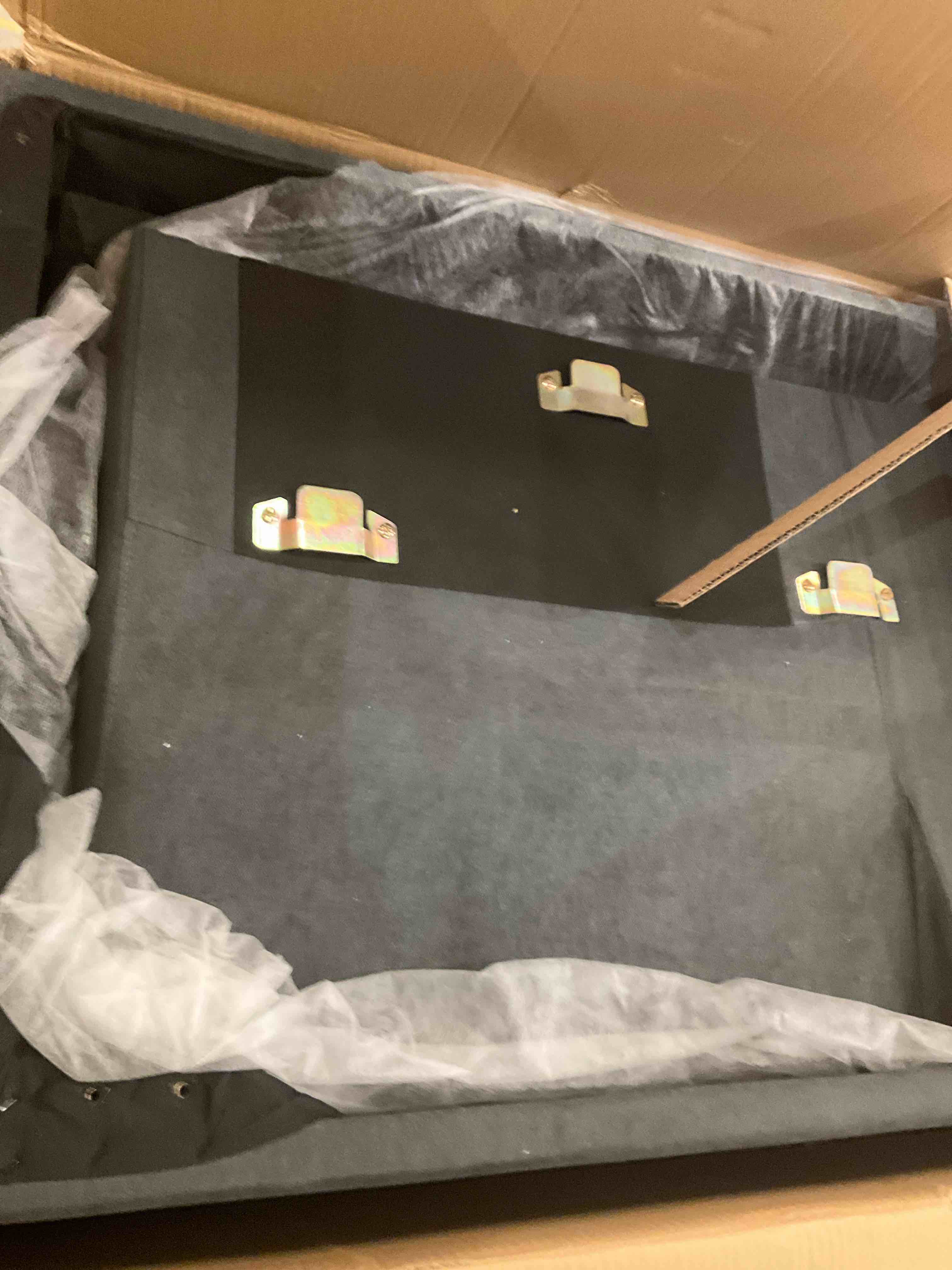 https://s3.amazonaws.com/lotting-images-prod/bidfta/PNK0264175_1735841050957.jpeg