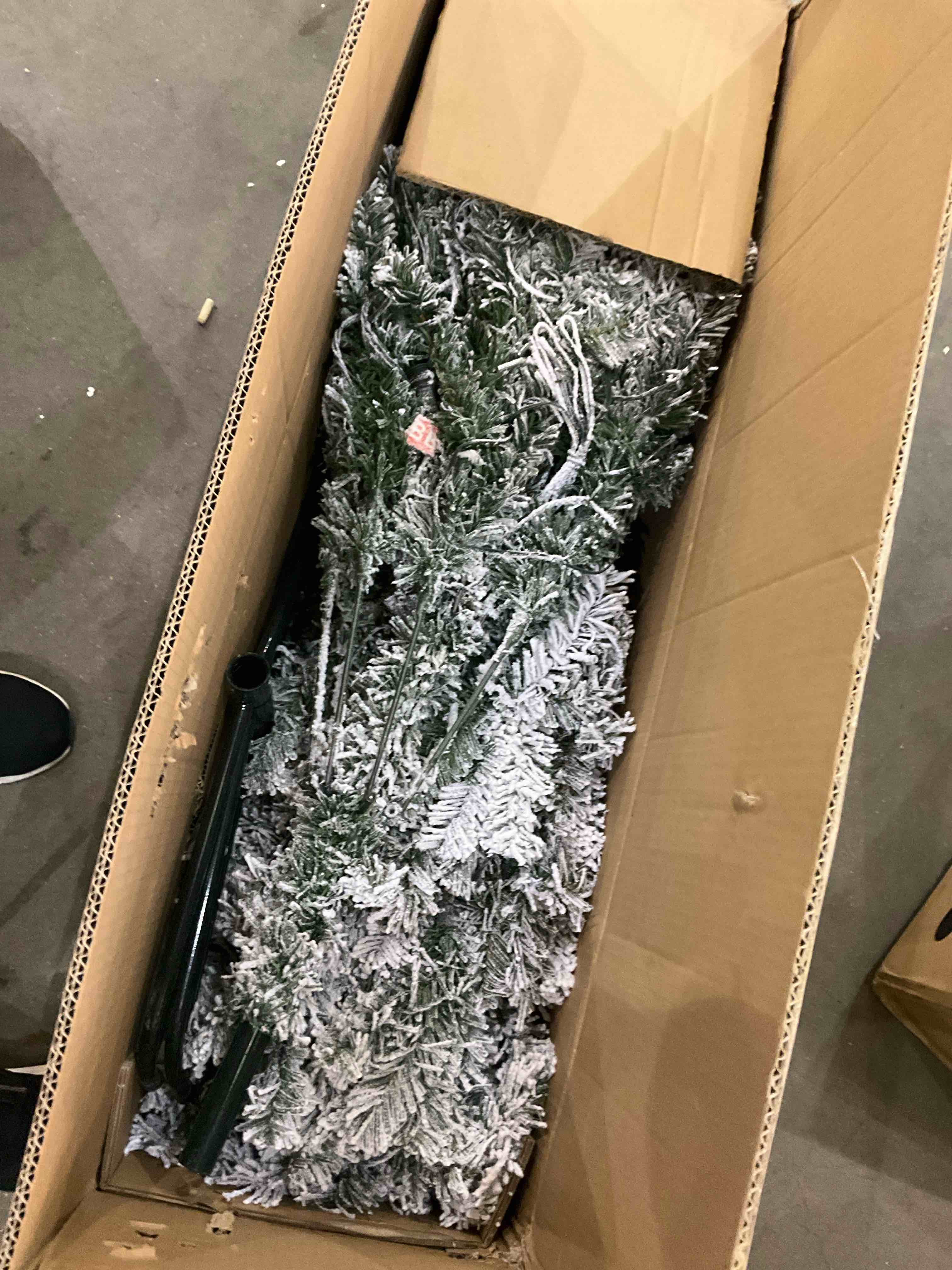 6' Lighted Snow Flocked Christmas Tree, Artificial Christmas Tree with 250 White Lights, 640 Tips, Metal Stand and Hinged Branches