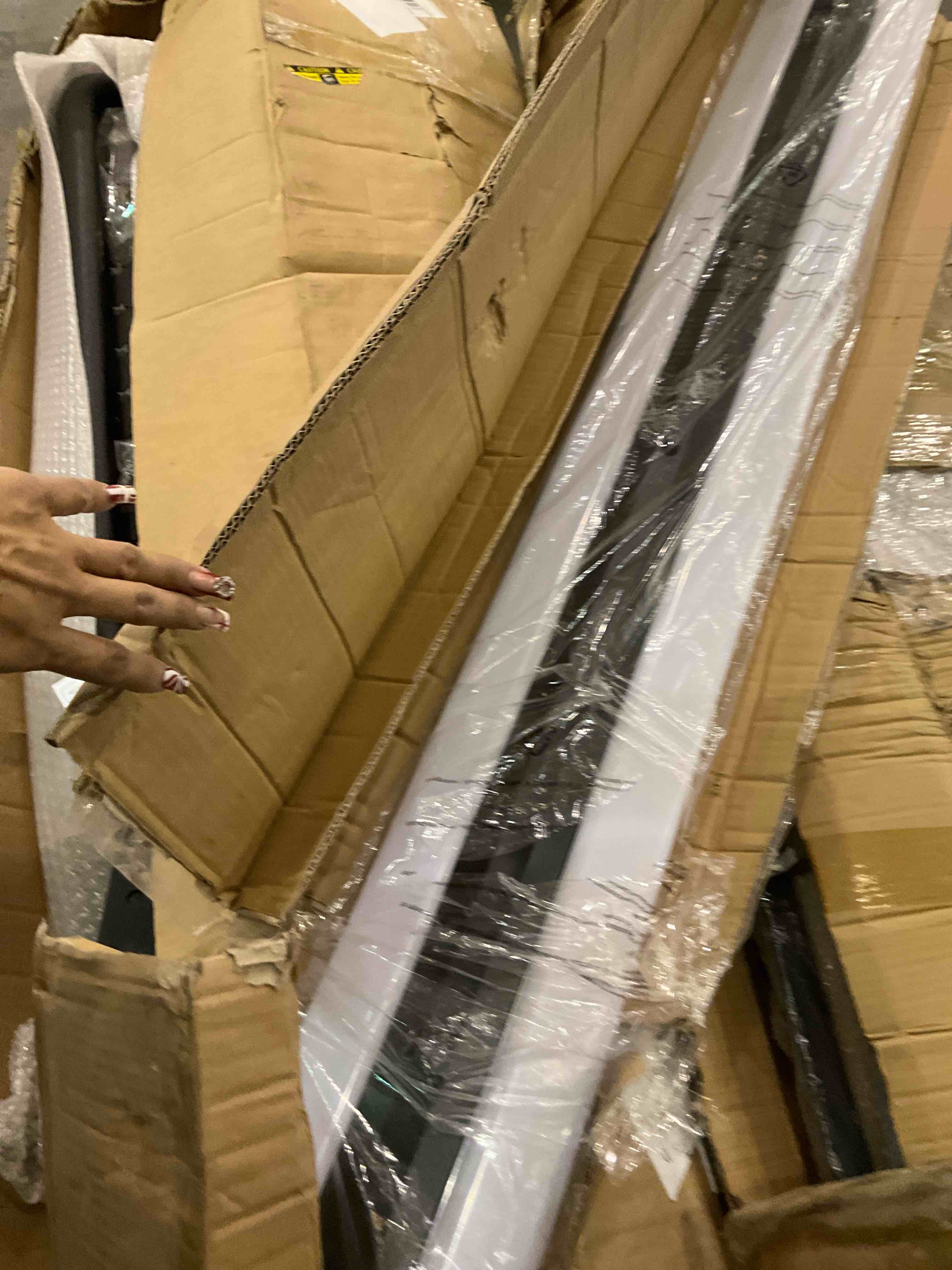 https://s3.amazonaws.com/lotting-images-prod/bidfta/PNK0265241_1734105938358.jpeg