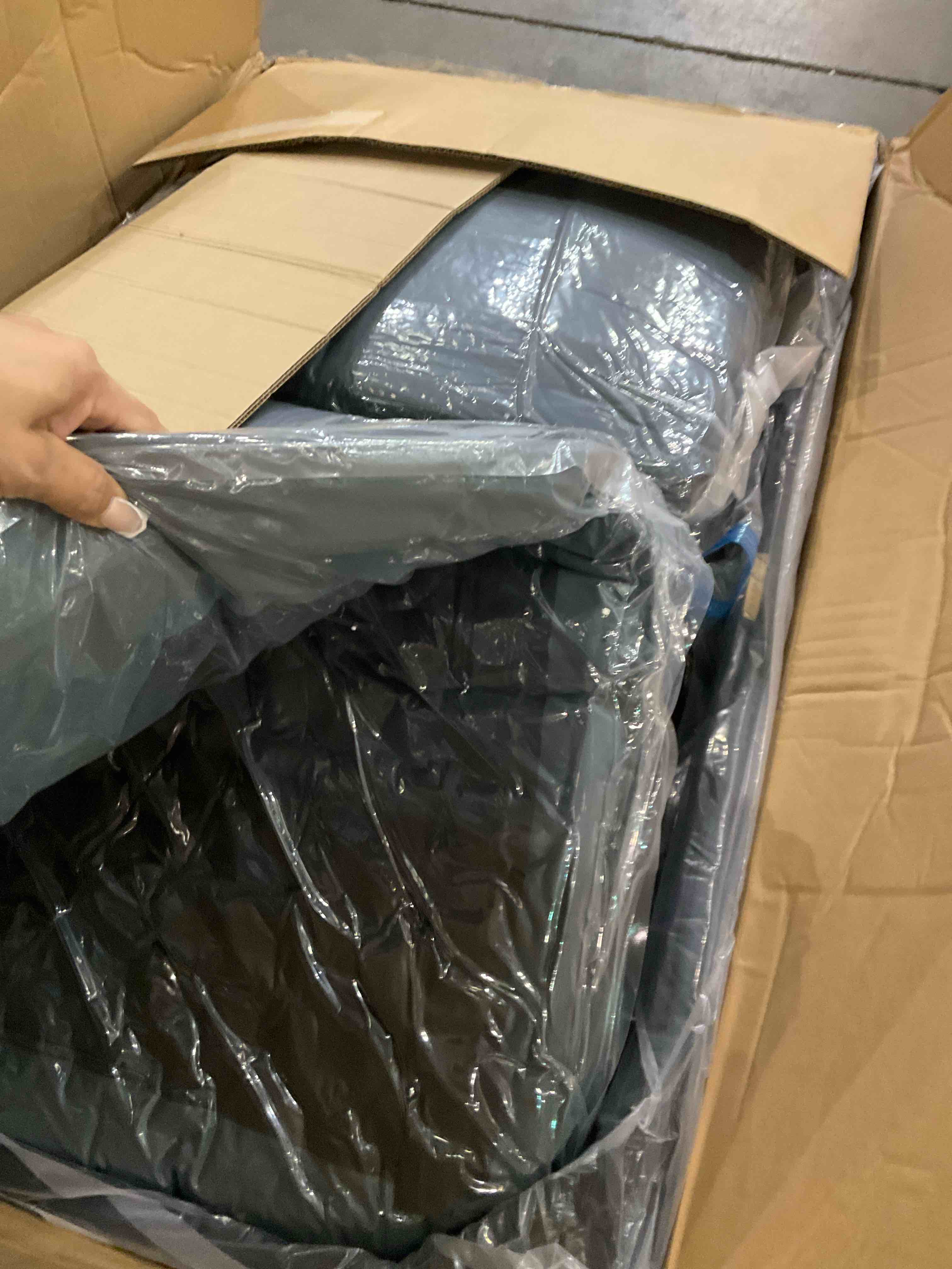 https://s3.amazonaws.com/lotting-images-prod/bidfta/PNK0265268_1734102489081.jpeg