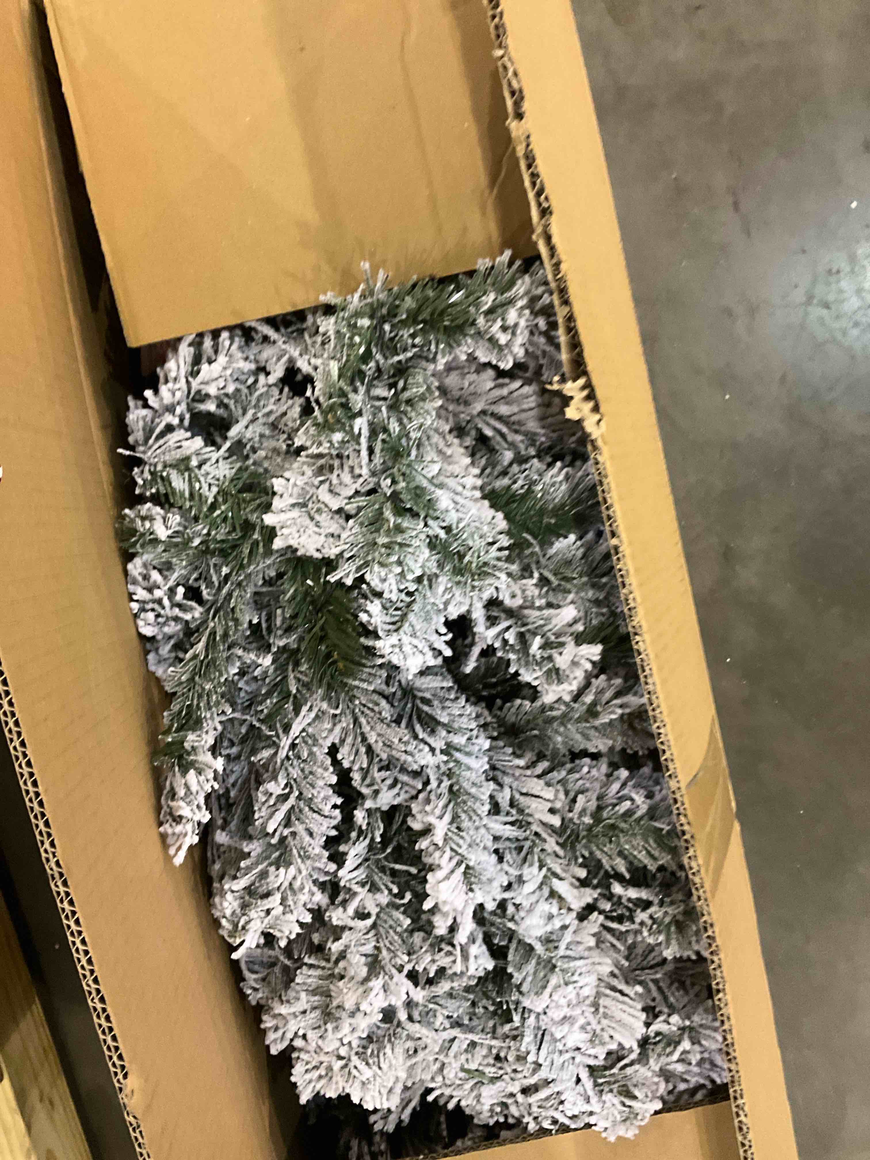 6' Lighted Snow Flocked Christmas Tree, Artificial Christmas Tree with 250 White Lights, 640 Tips, Metal Stand and Hinged Branches