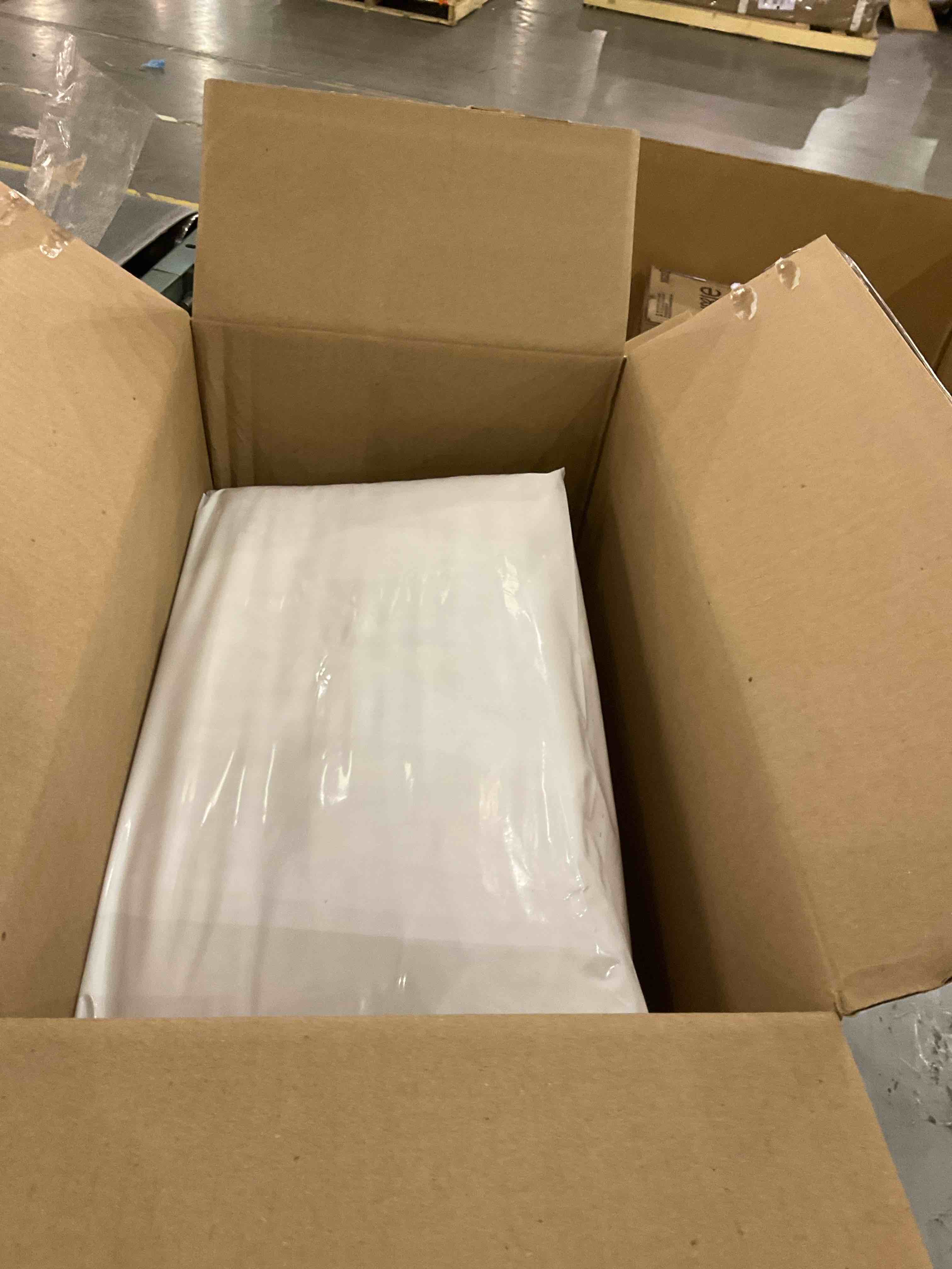 https://s3.amazonaws.com/lotting-images-prod/bidfta/PNK0266143_1732629531037.jpeg