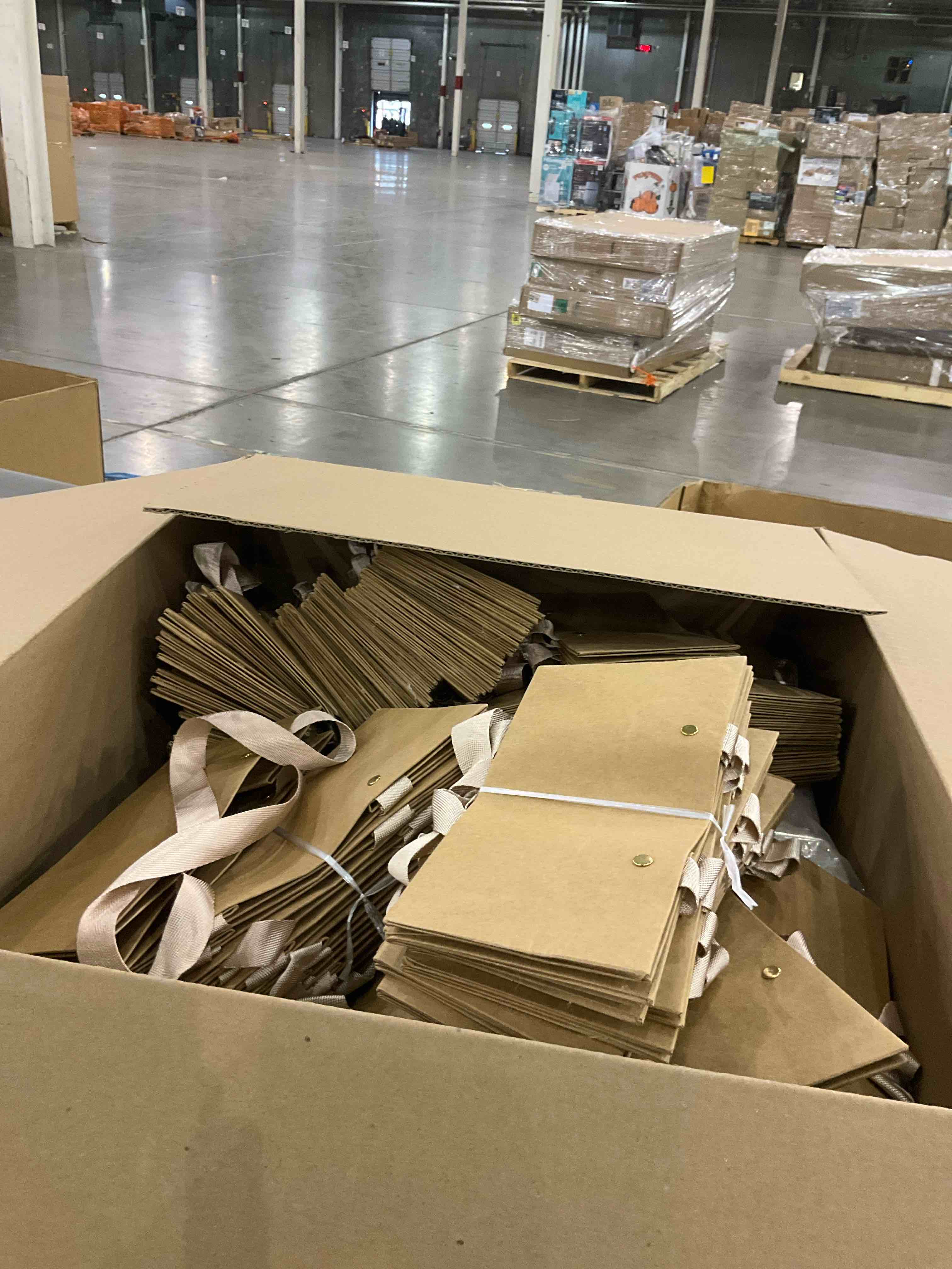 https://s3.amazonaws.com/lotting-images-prod/bidfta/PNK0266212_1732564047470.jpeg
