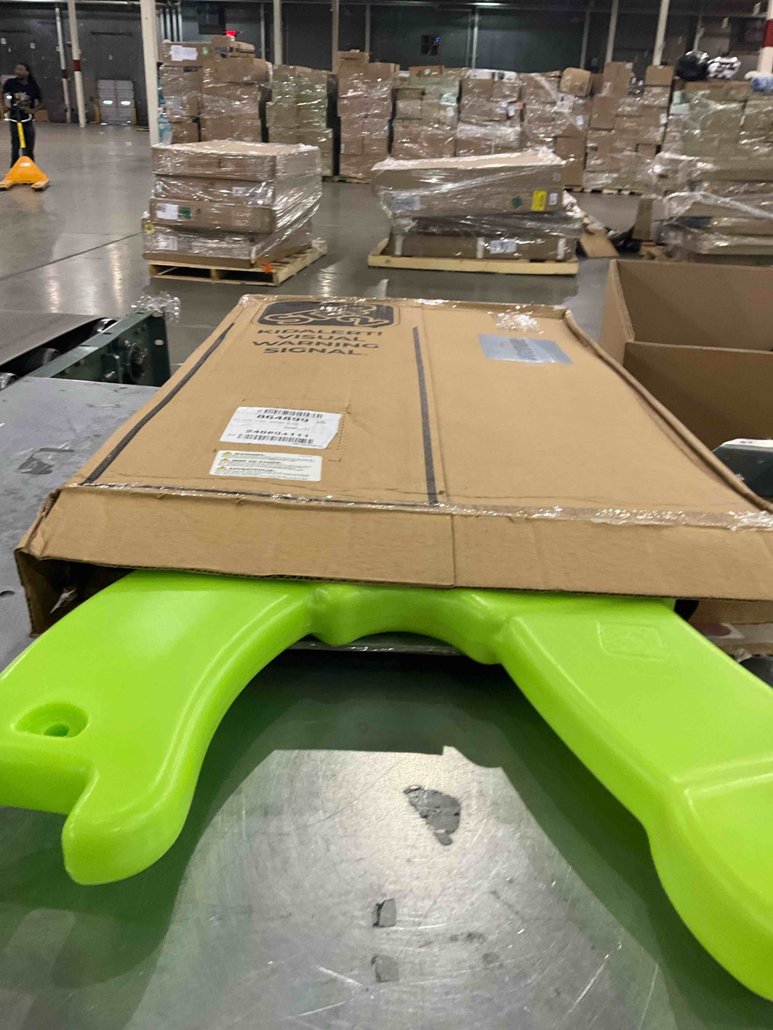 https://s3.amazonaws.com/lotting-images-prod/bidfta/PNK0266330_1732539795421.jpeg