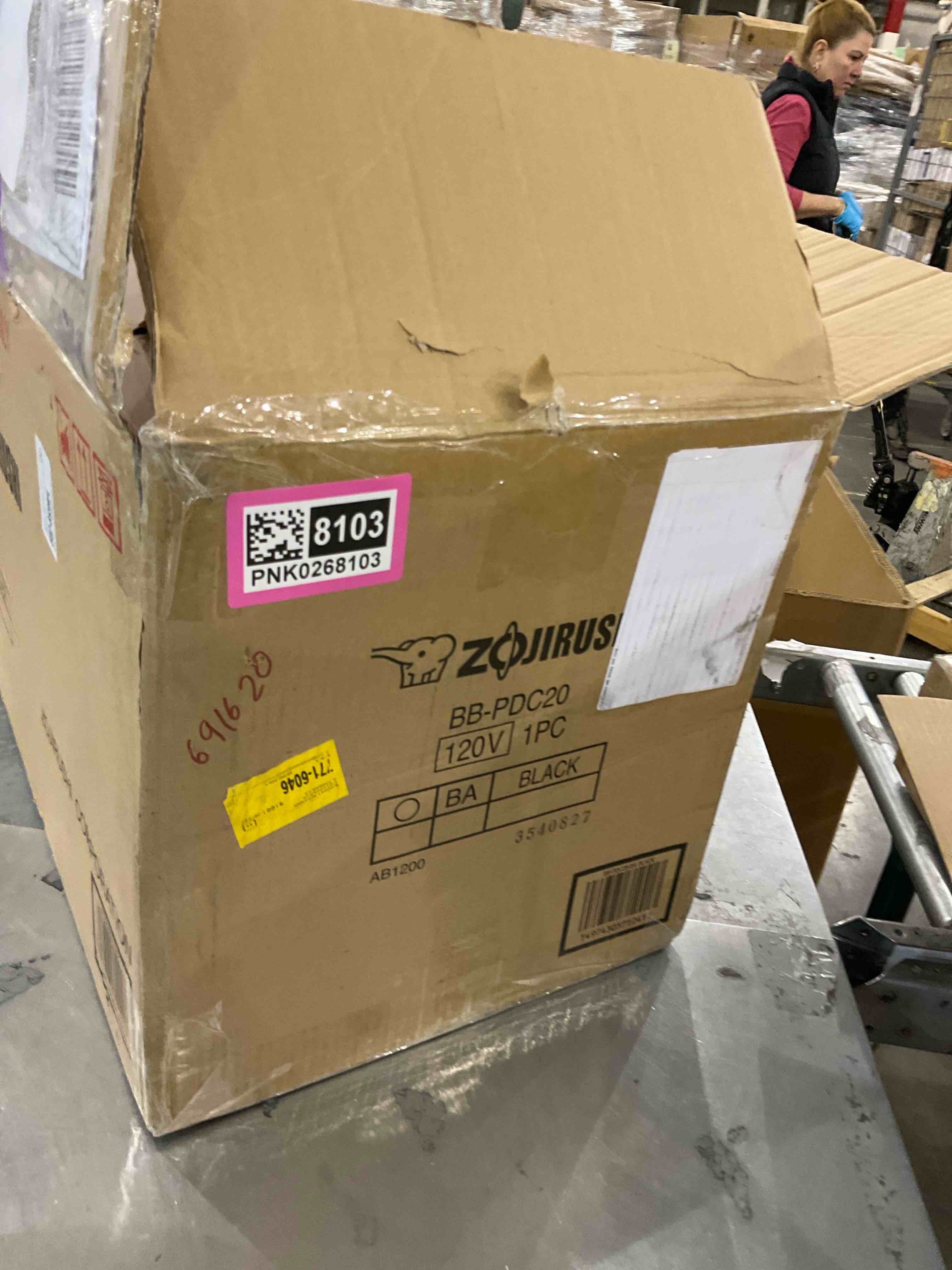 https://s3.amazonaws.com/lotting-images-prod/bidfta/PNK0268103_1735048401353.jpeg