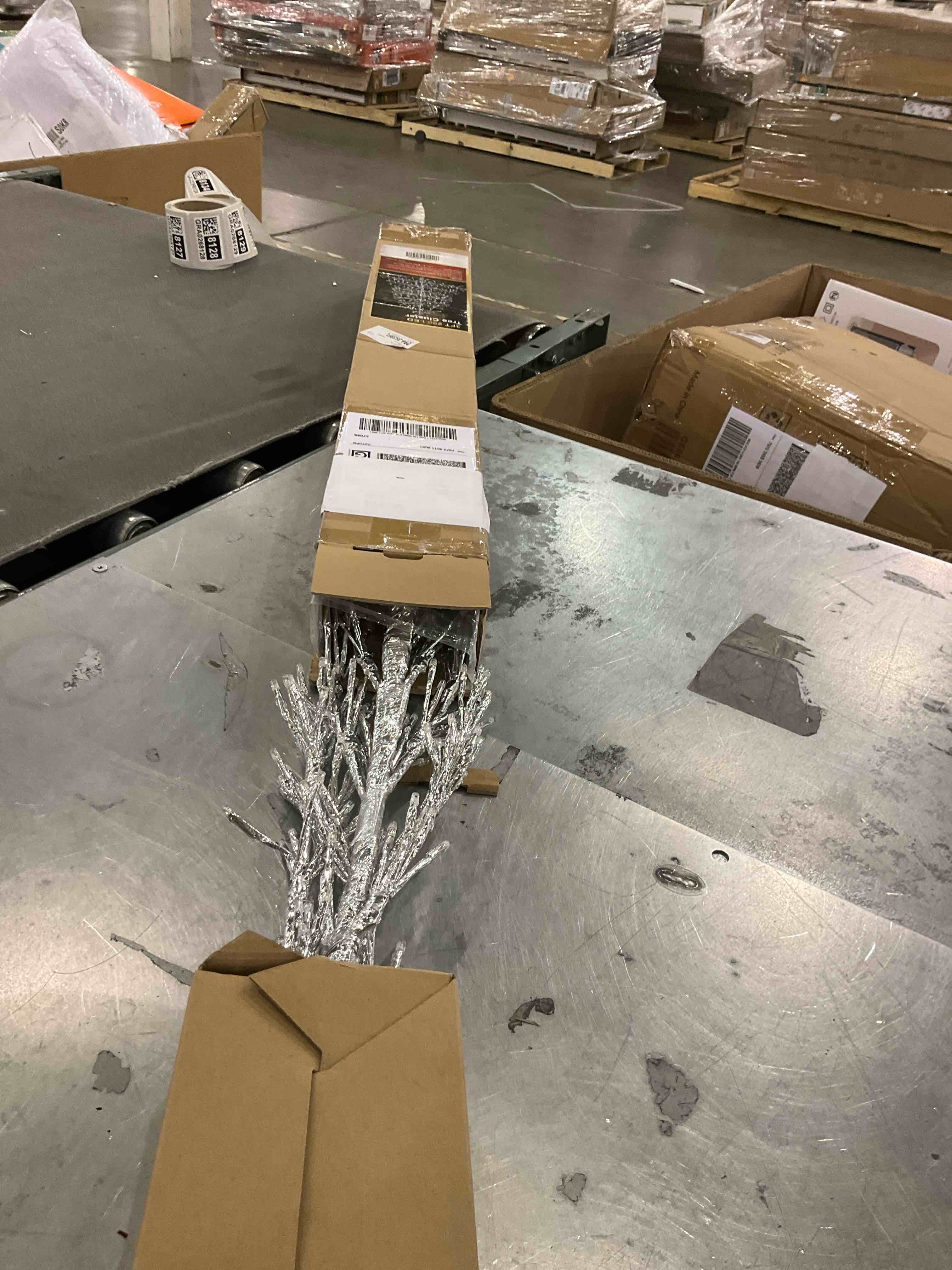 https://s3.amazonaws.com/lotting-images-prod/bidfta/PNK0268292_1734966532142.jpeg