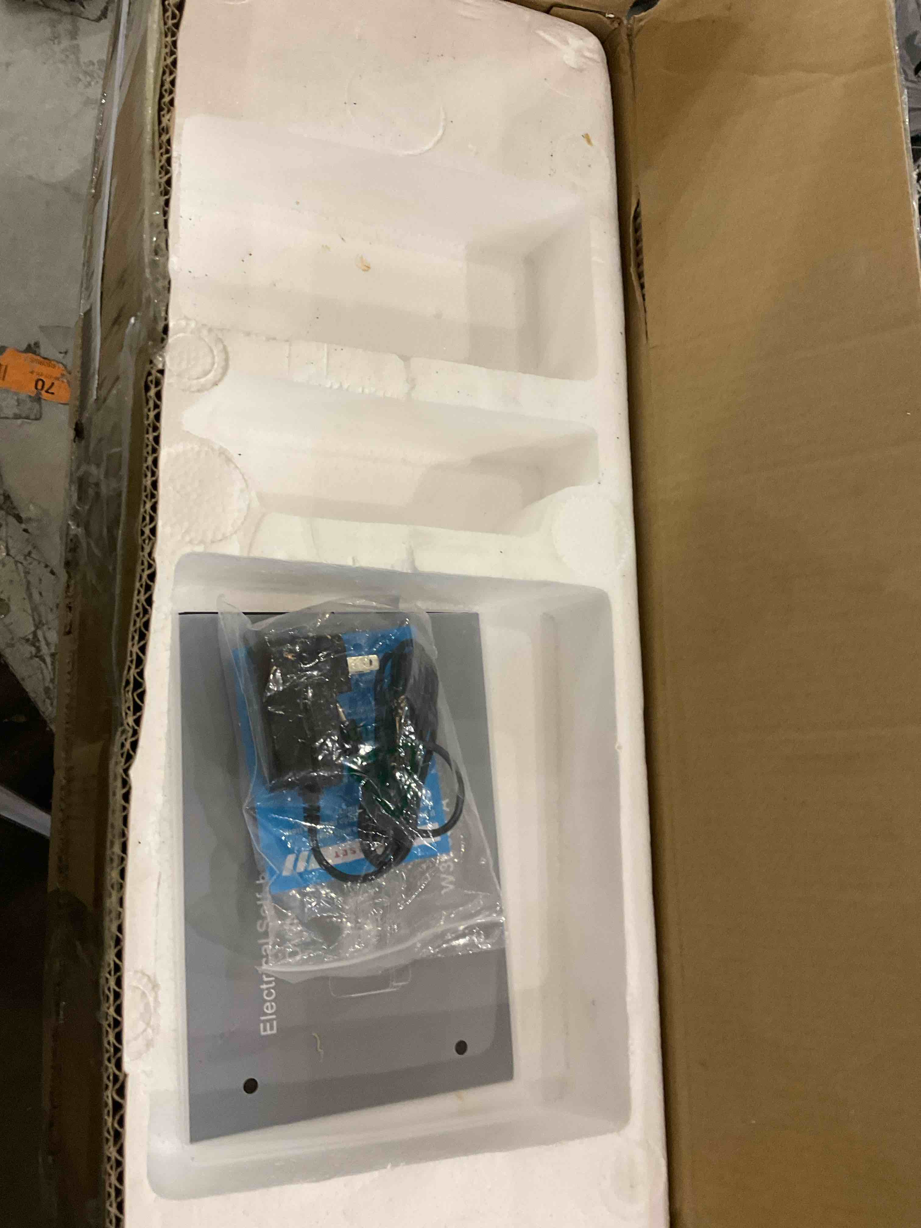 https://s3.amazonaws.com/lotting-images-prod/bidfta/PNK0270201_1738167343413.jpeg