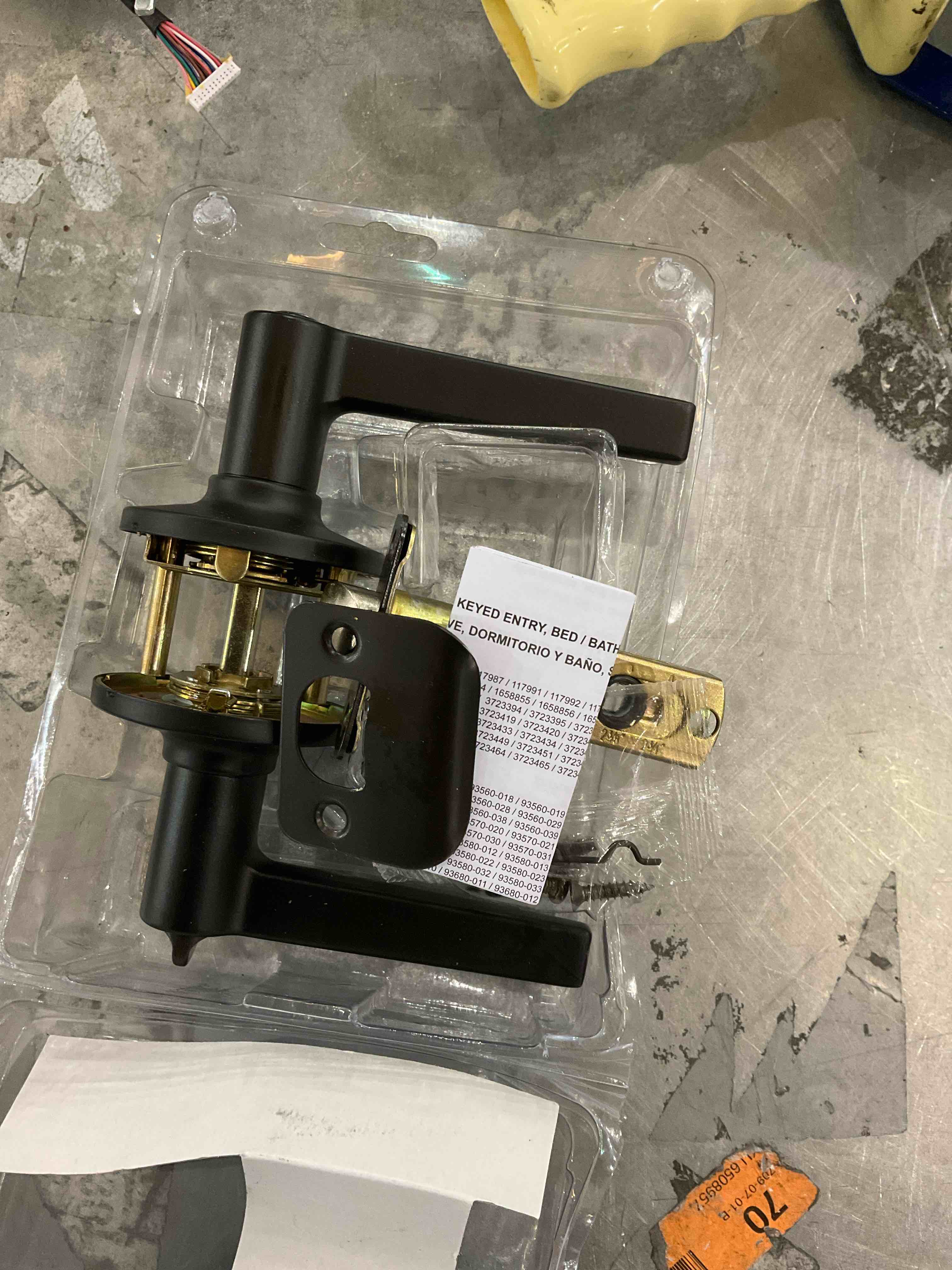 bed/bath door handle 