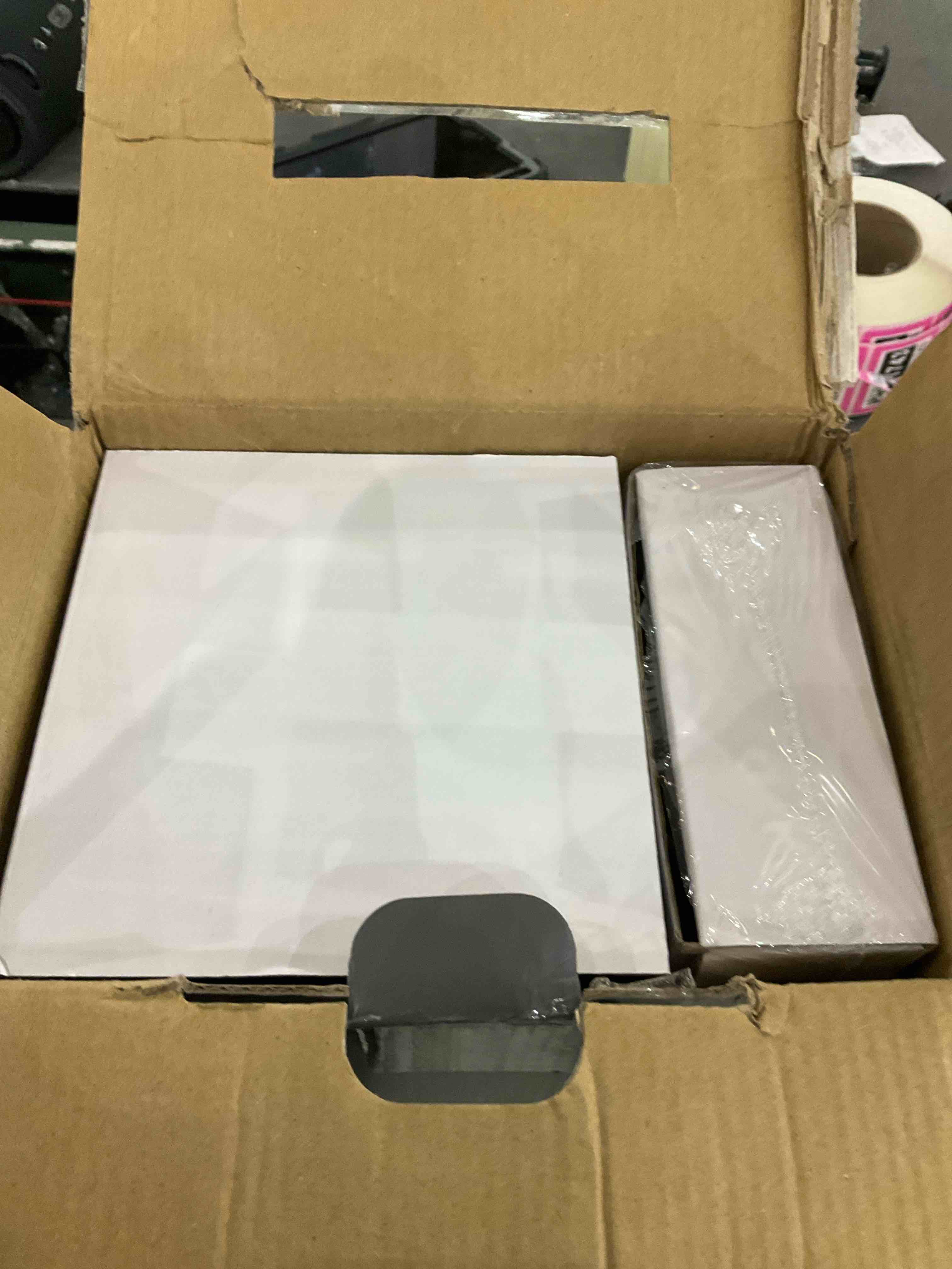 https://s3.amazonaws.com/lotting-images-prod/bidfta/PNK0271768_1737129161351.jpeg