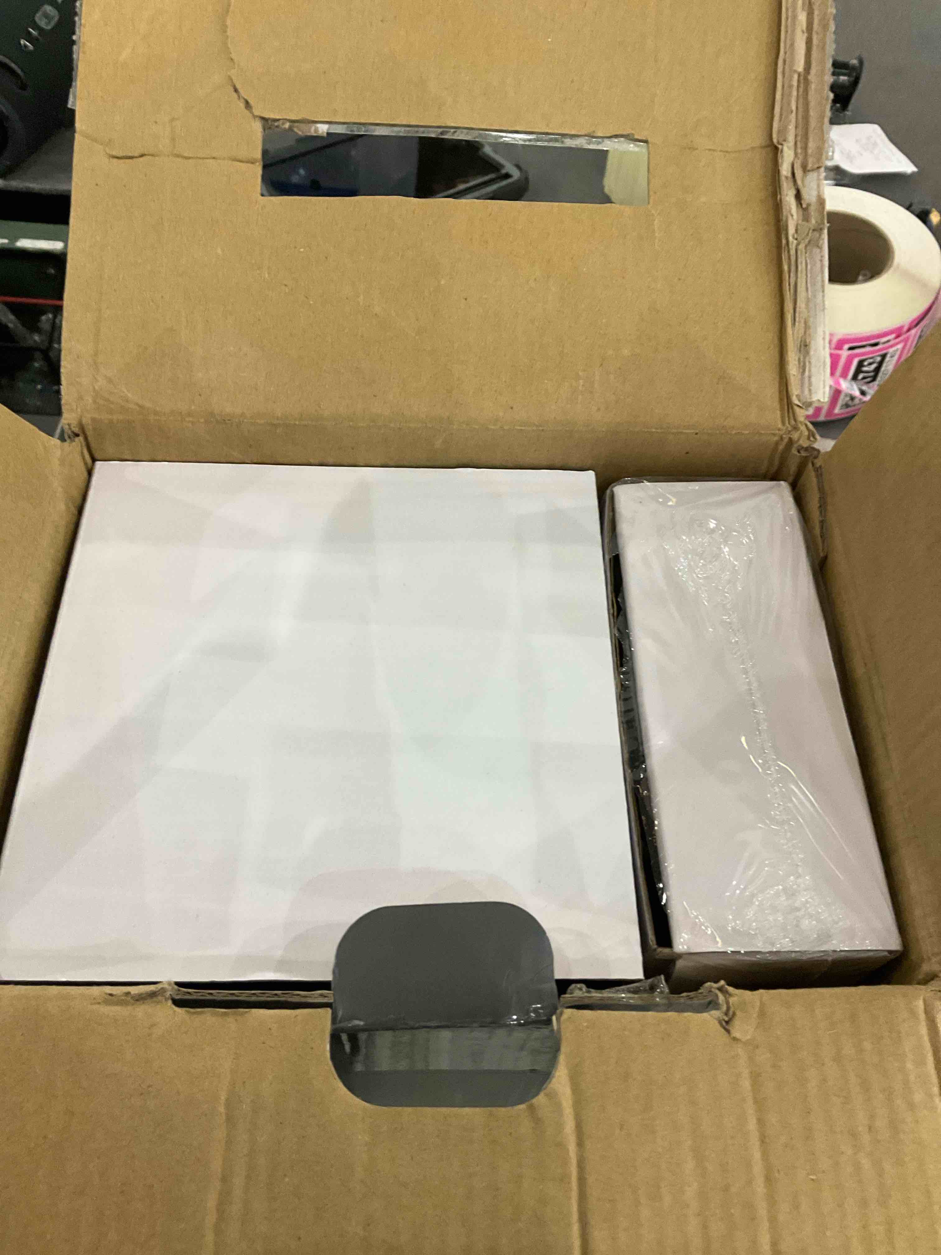 https://s3.amazonaws.com/lotting-images-prod/bidfta/PNK0271768_1737129162246.jpeg