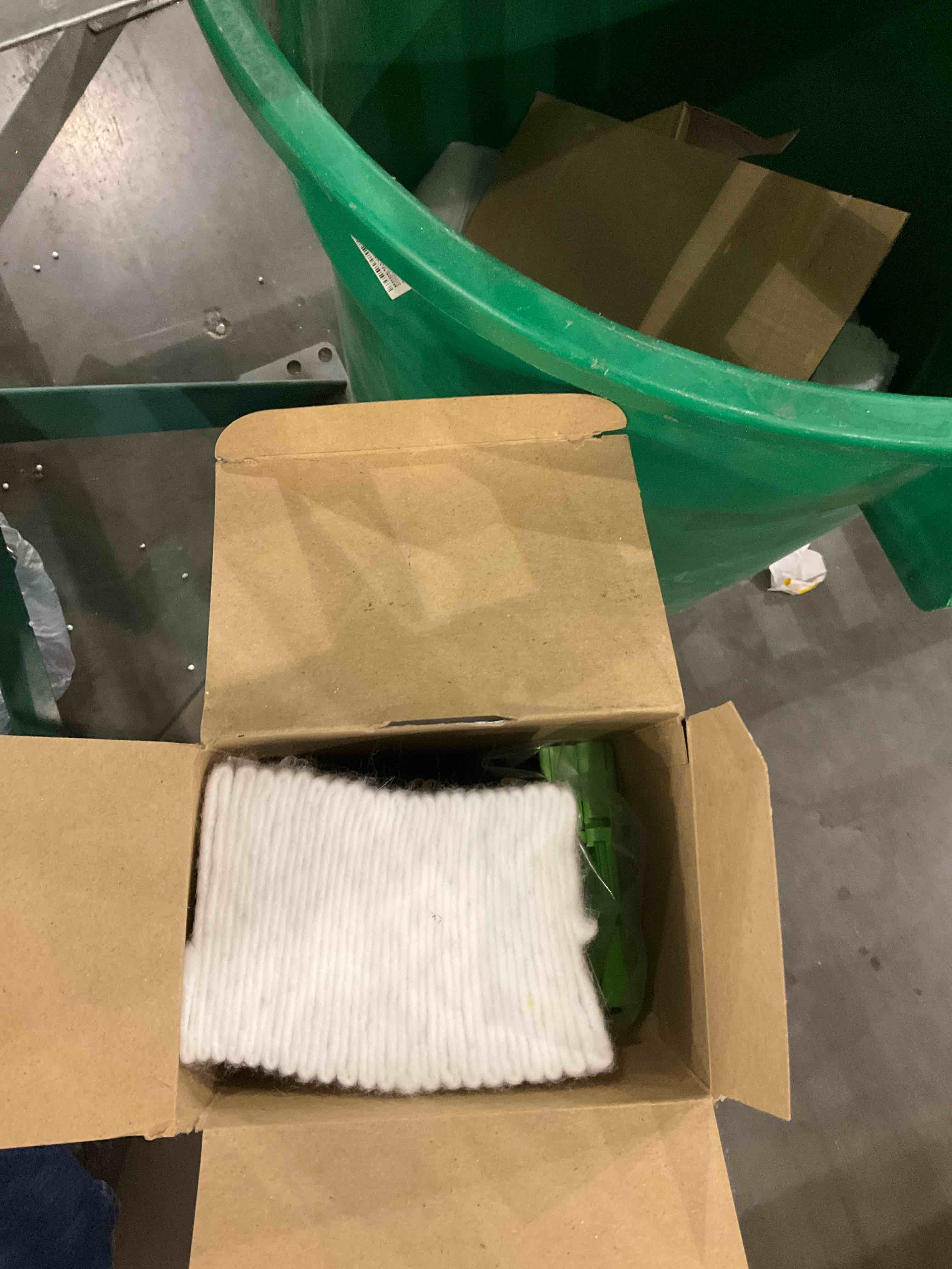 https://s3.amazonaws.com/lotting-images-prod/bidfta/PNK0271818_1737120070784.jpeg
