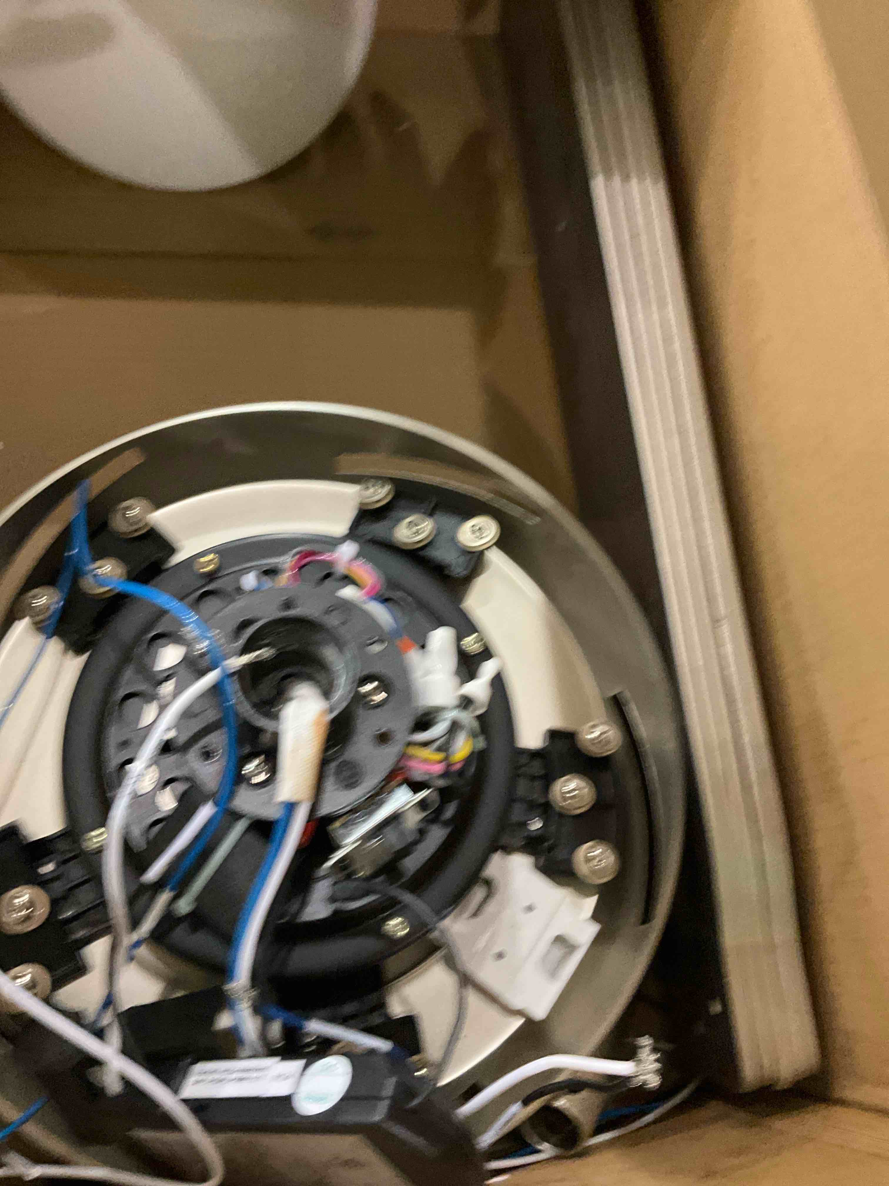 https://s3.amazonaws.com/lotting-images-prod/bidfta/PNK0272460_1736186791242.jpeg