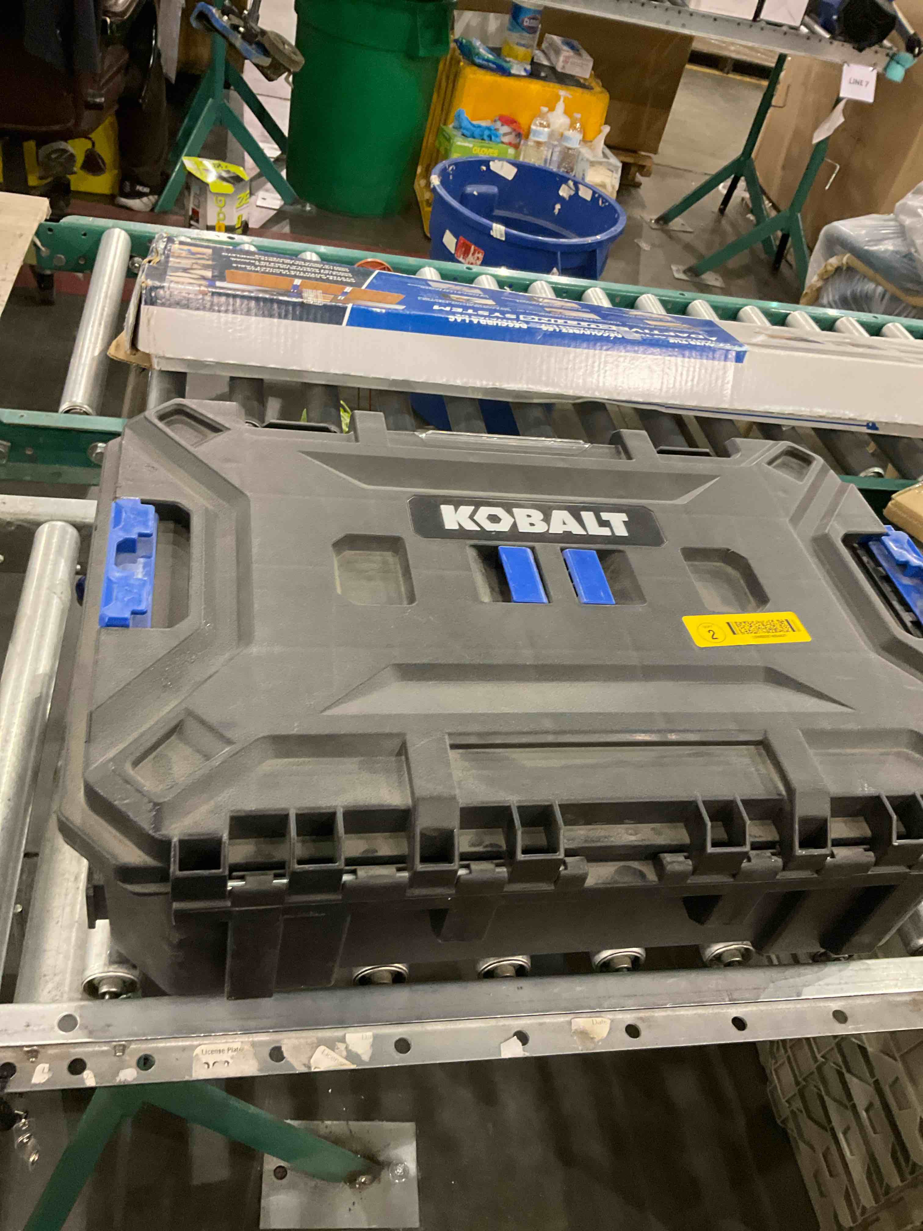 Kobalt CASESTACK 21.25-in W x 7-in H x 14-in D Black Plastic Tool Box Item #4913203 | Model