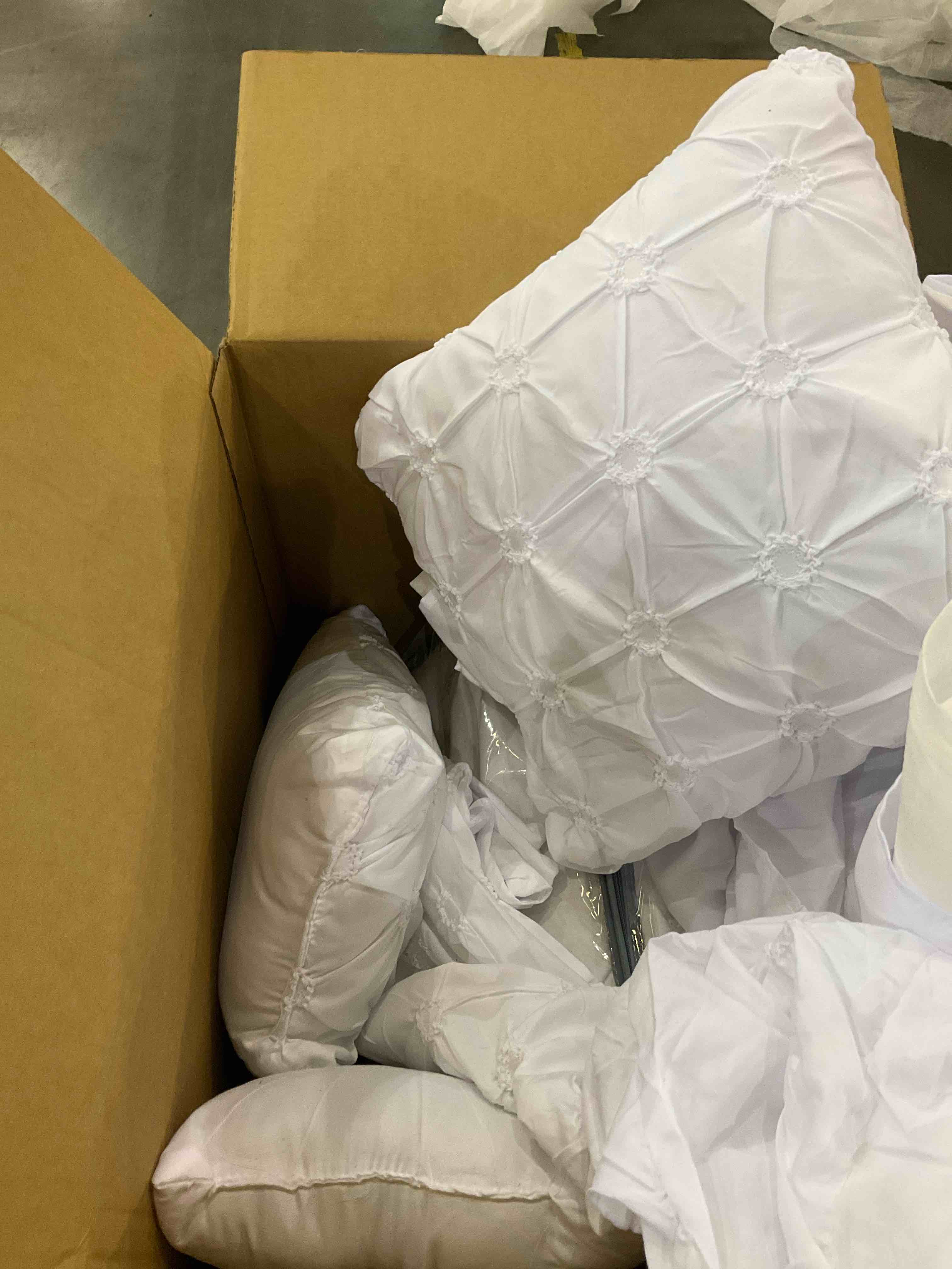 Chateau Modern & Contemporary Comforter Set