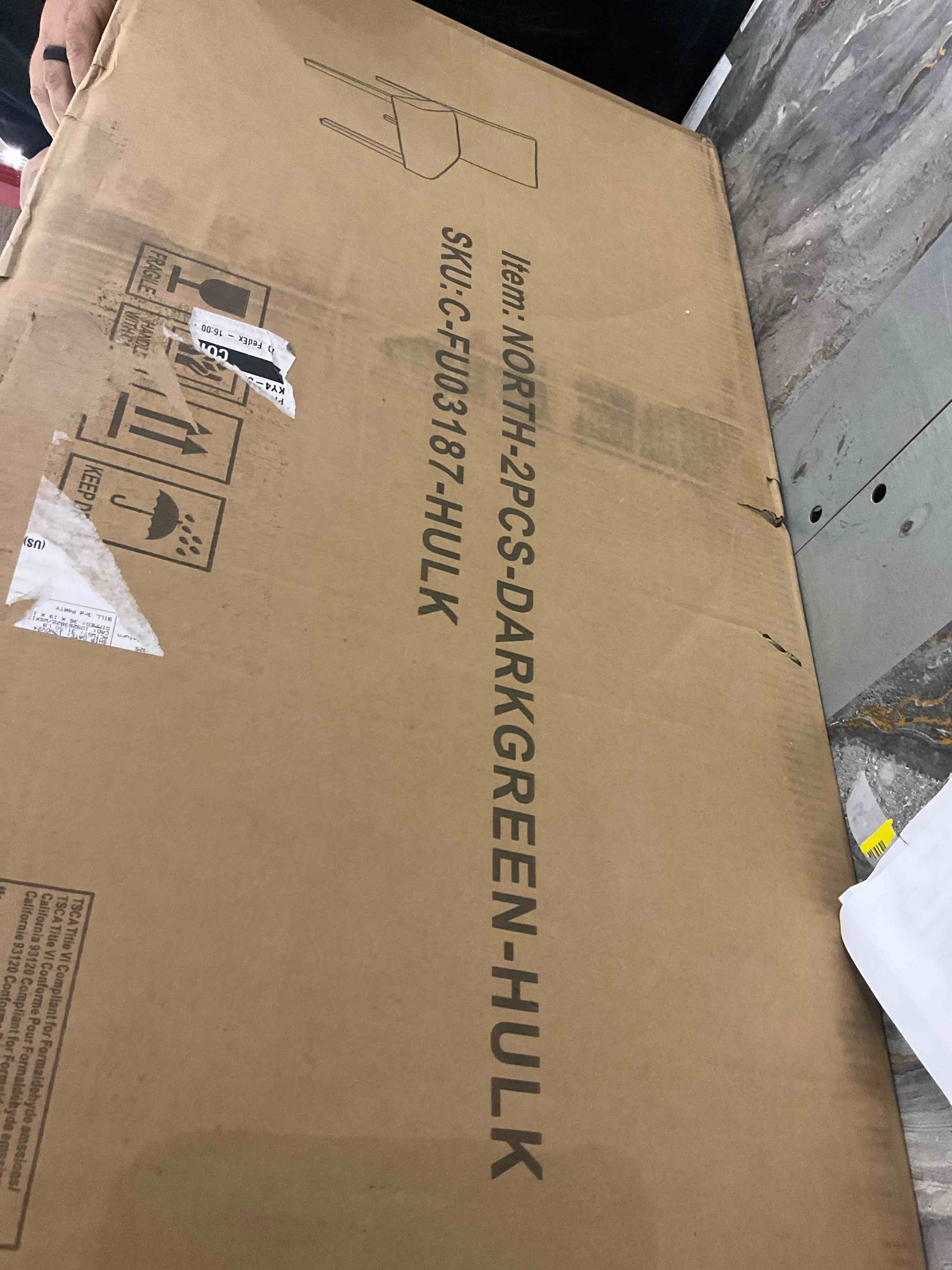 https://s3.amazonaws.com/lotting-images-prod/bidfta/PNK0273560_1733243744709.jpeg