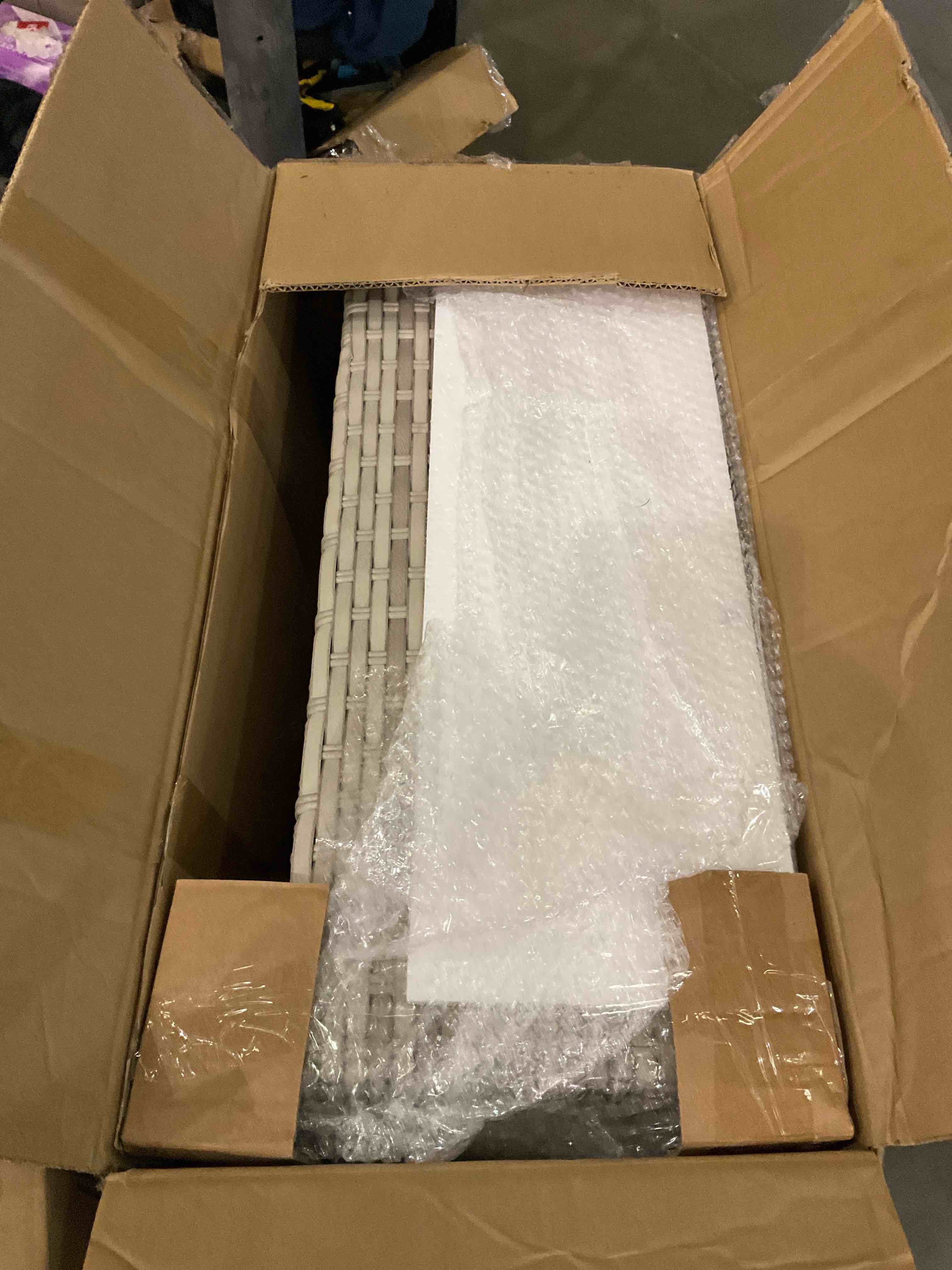 https://s3.amazonaws.com/lotting-images-prod/bidfta/PNK0280058_1731698653615.jpeg