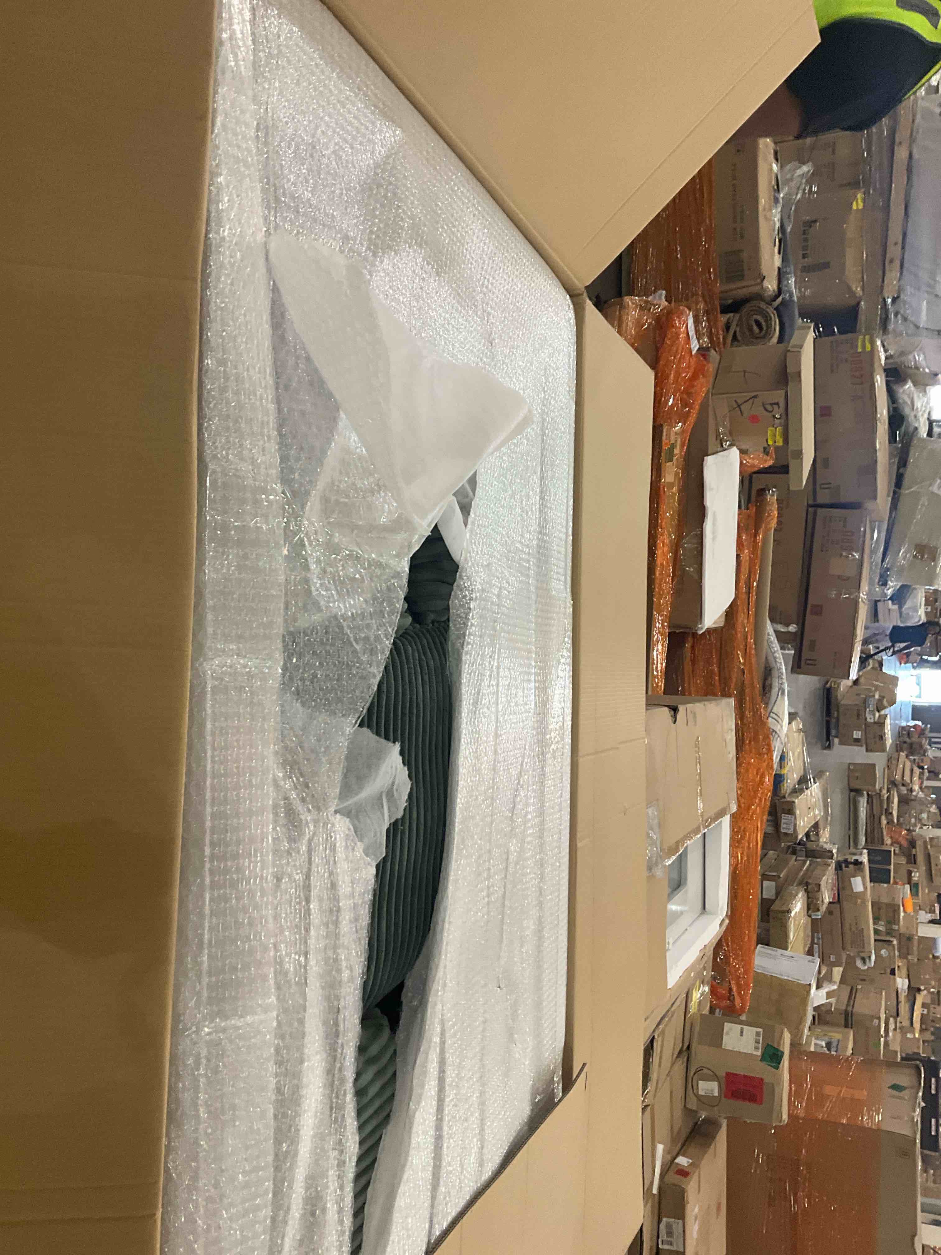 https://s3.amazonaws.com/lotting-images-prod/bidfta/PNK0281210_1730137959410.jpeg