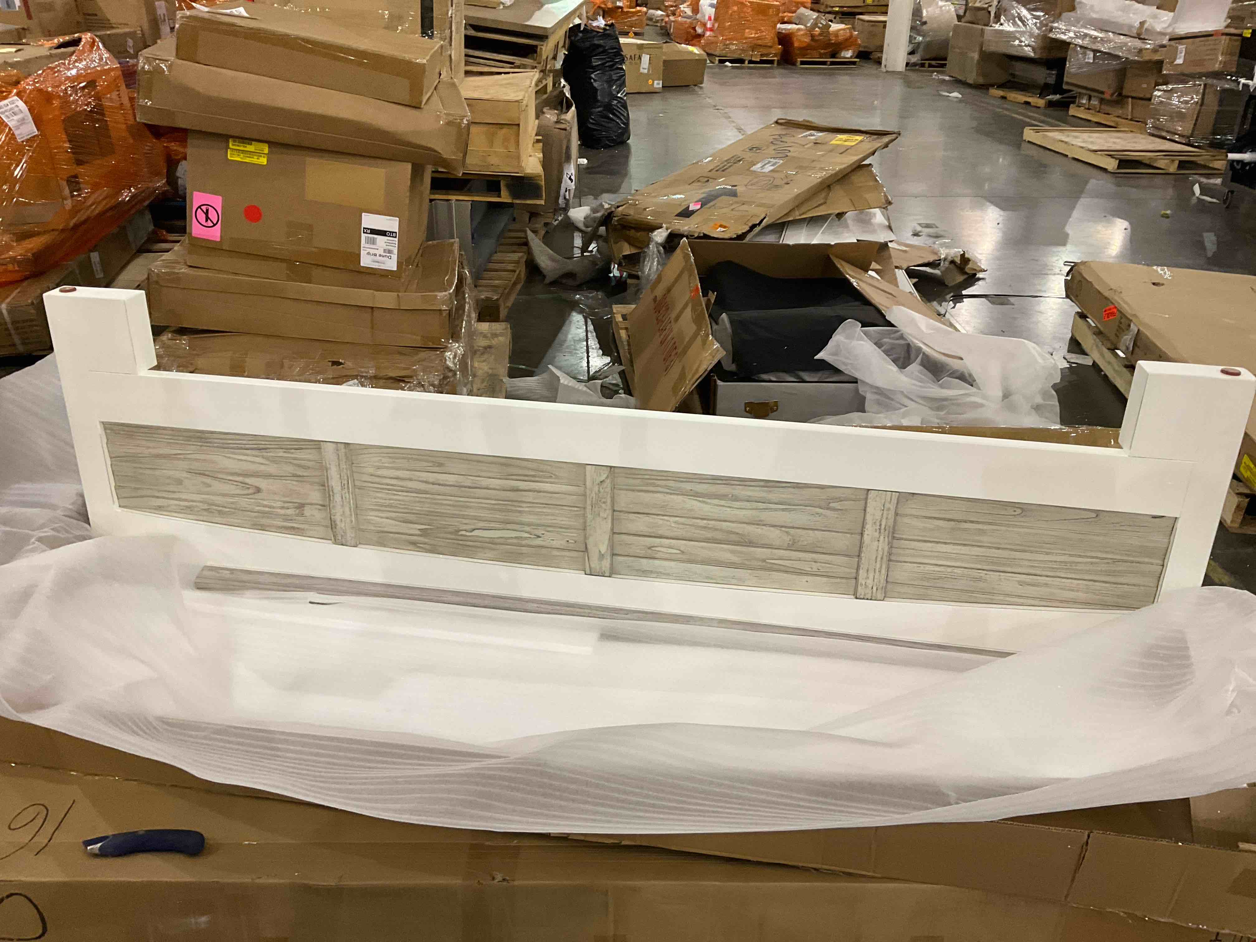 https://s3.amazonaws.com/lotting-images-prod/bidfta/PNK0281839_1729600987577.jpeg
