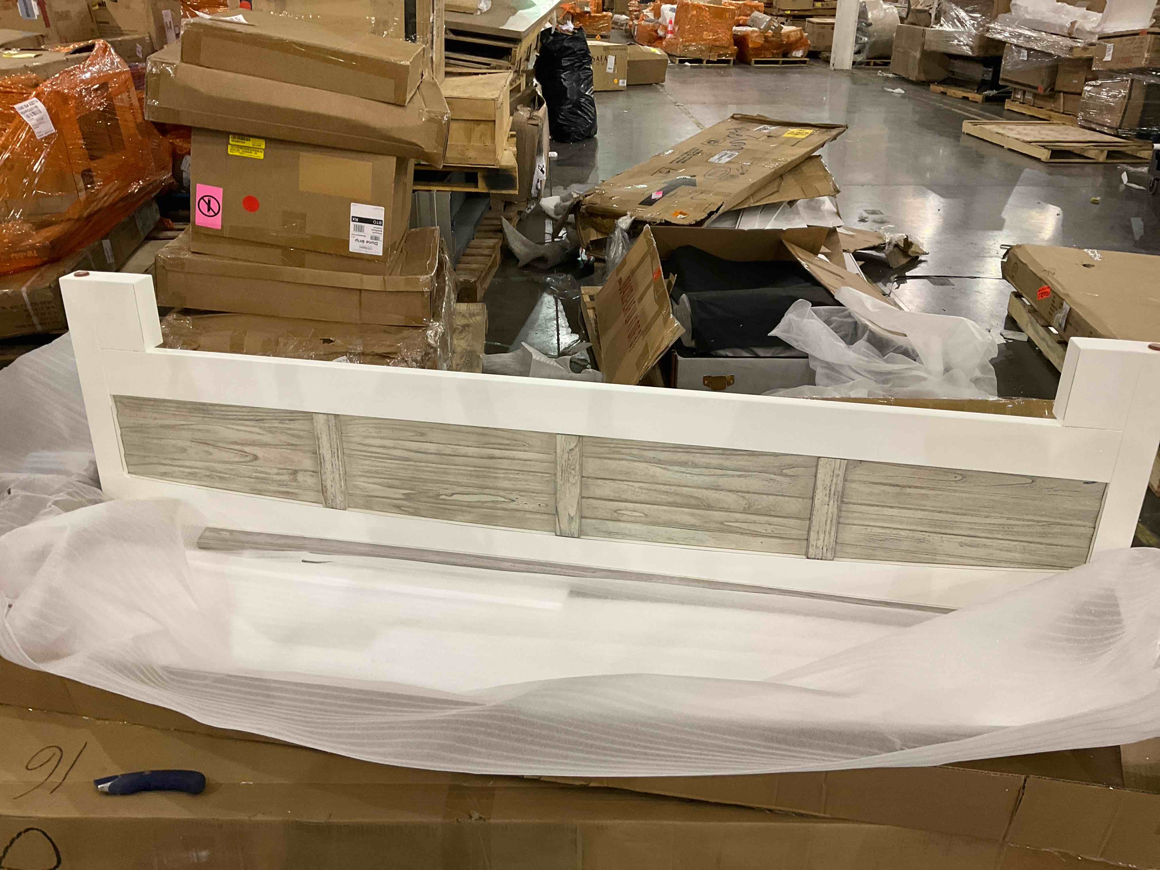 https://s3.amazonaws.com/lotting-images-prod/bidfta/PNK0281839_1729600988512.jpeg
