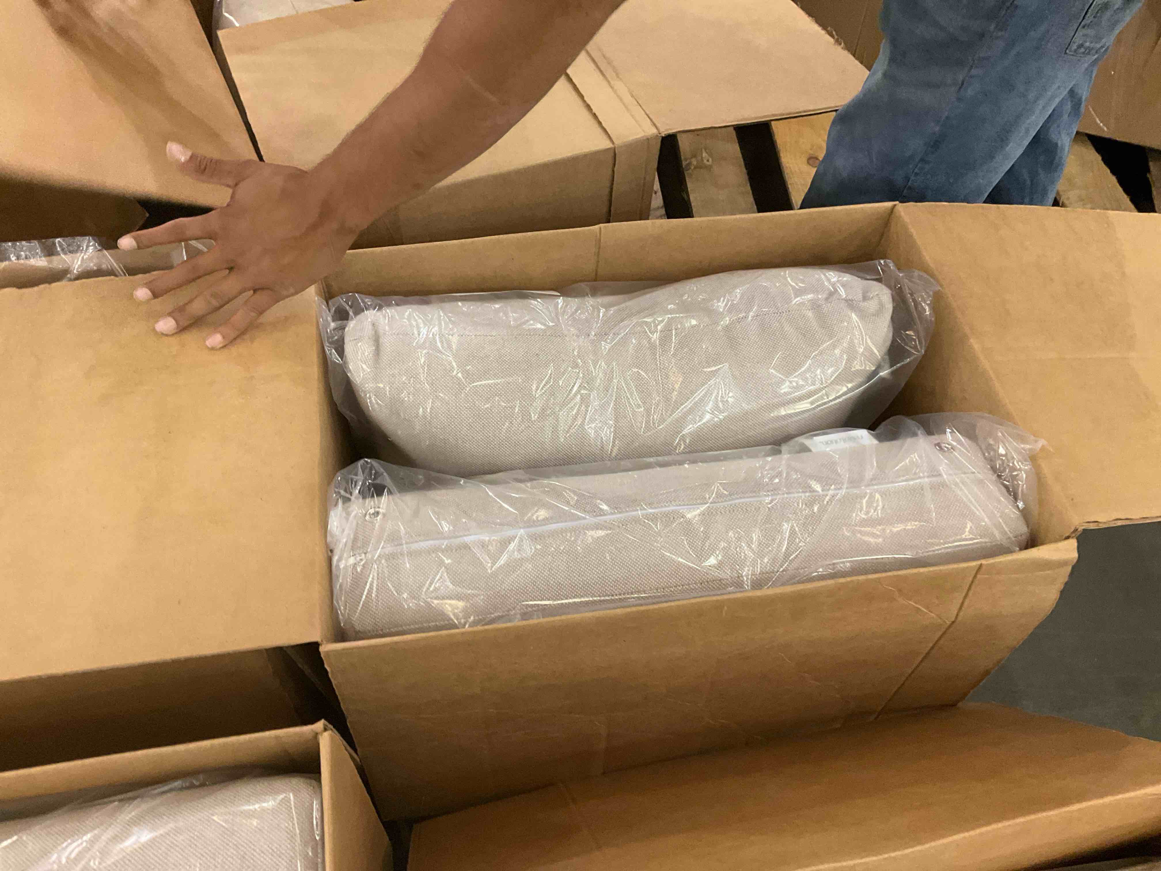 https://s3.amazonaws.com/lotting-images-prod/bidfta/PNK0281864_1729525504903.jpeg