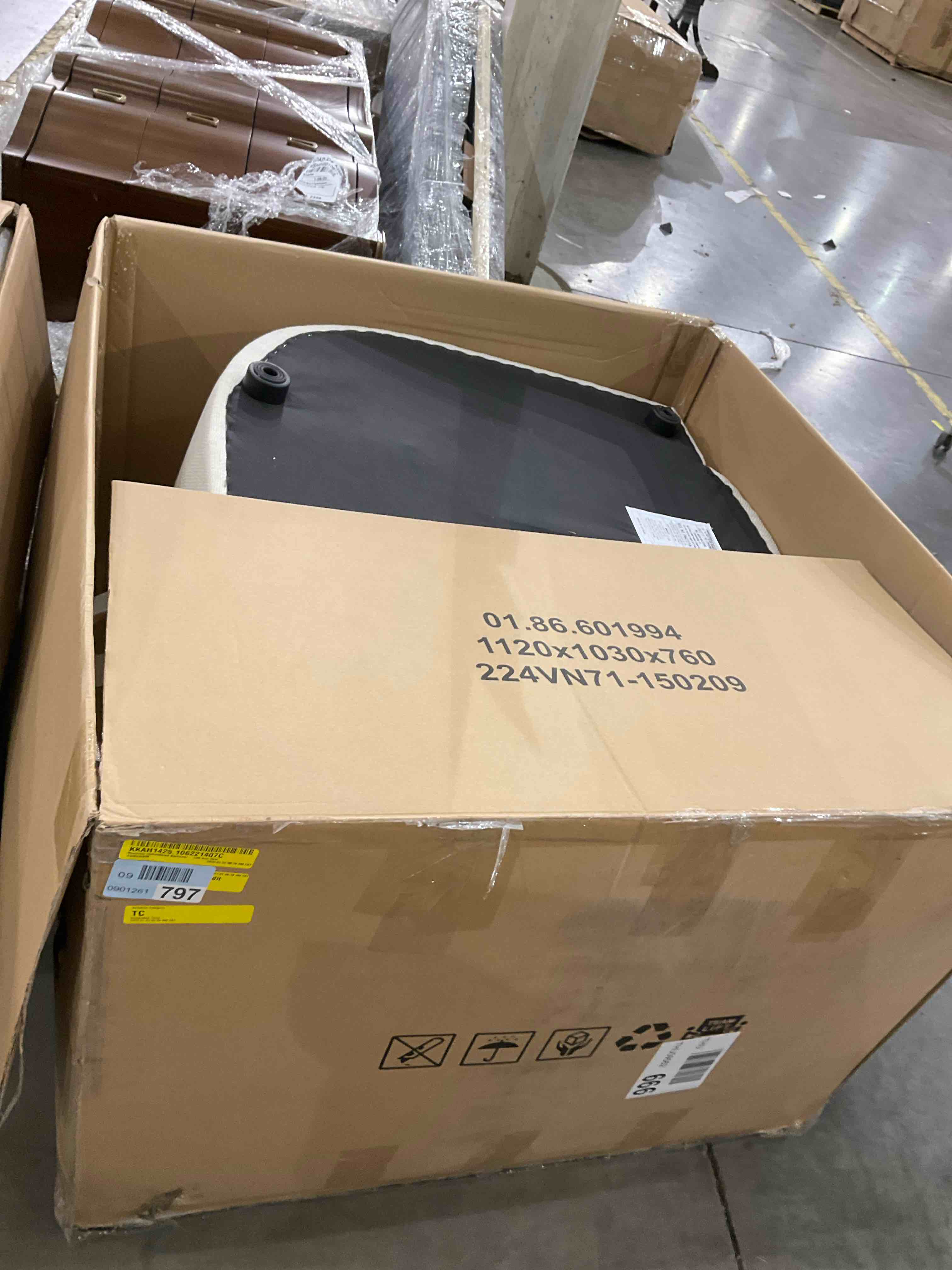 https://s3.amazonaws.com/lotting-images-prod/bidfta/PNK0282418_1738342345858.jpeg