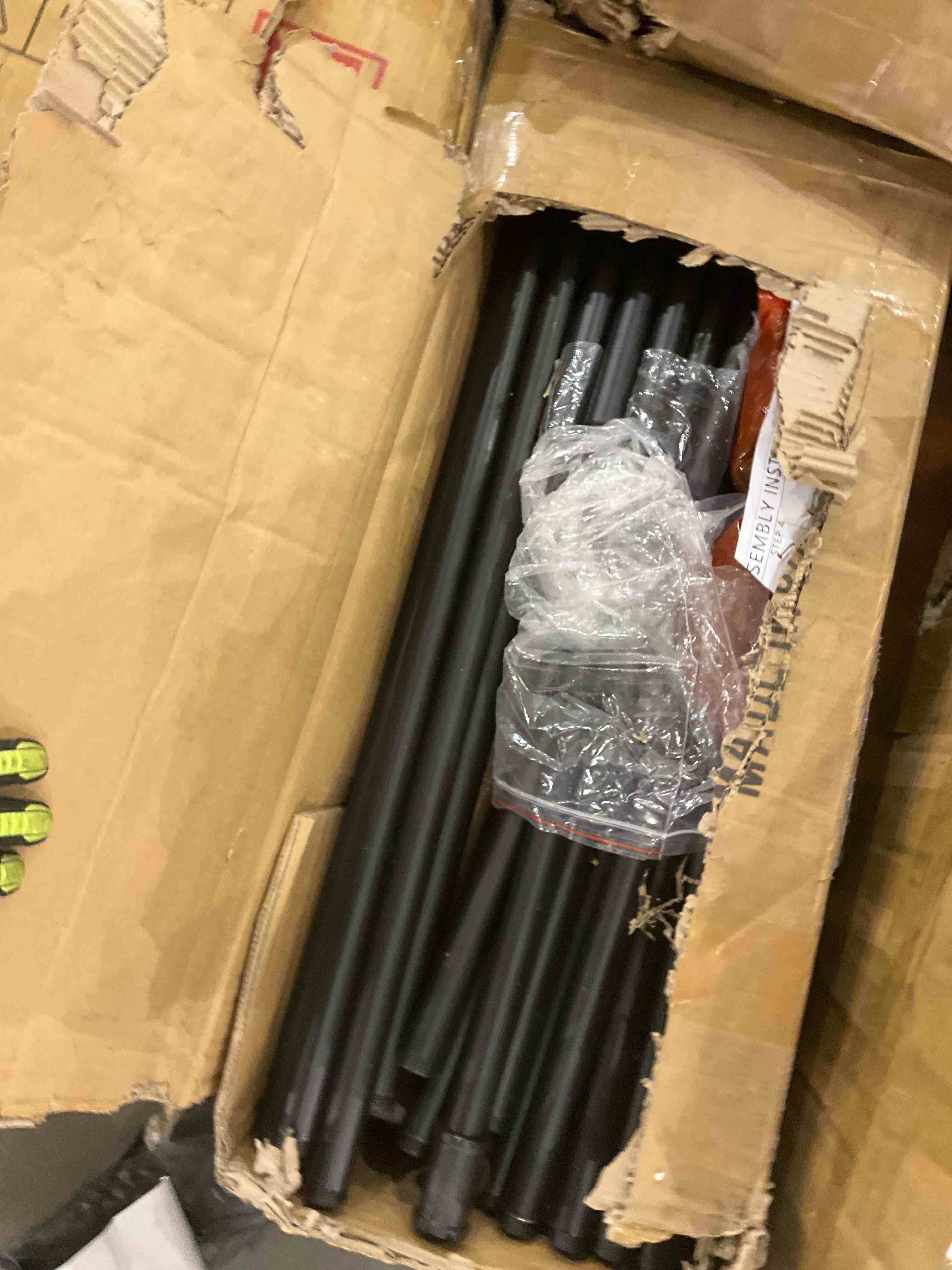 https://s3.amazonaws.com/lotting-images-prod/bidfta/PNK0282516_1738251536812.jpeg