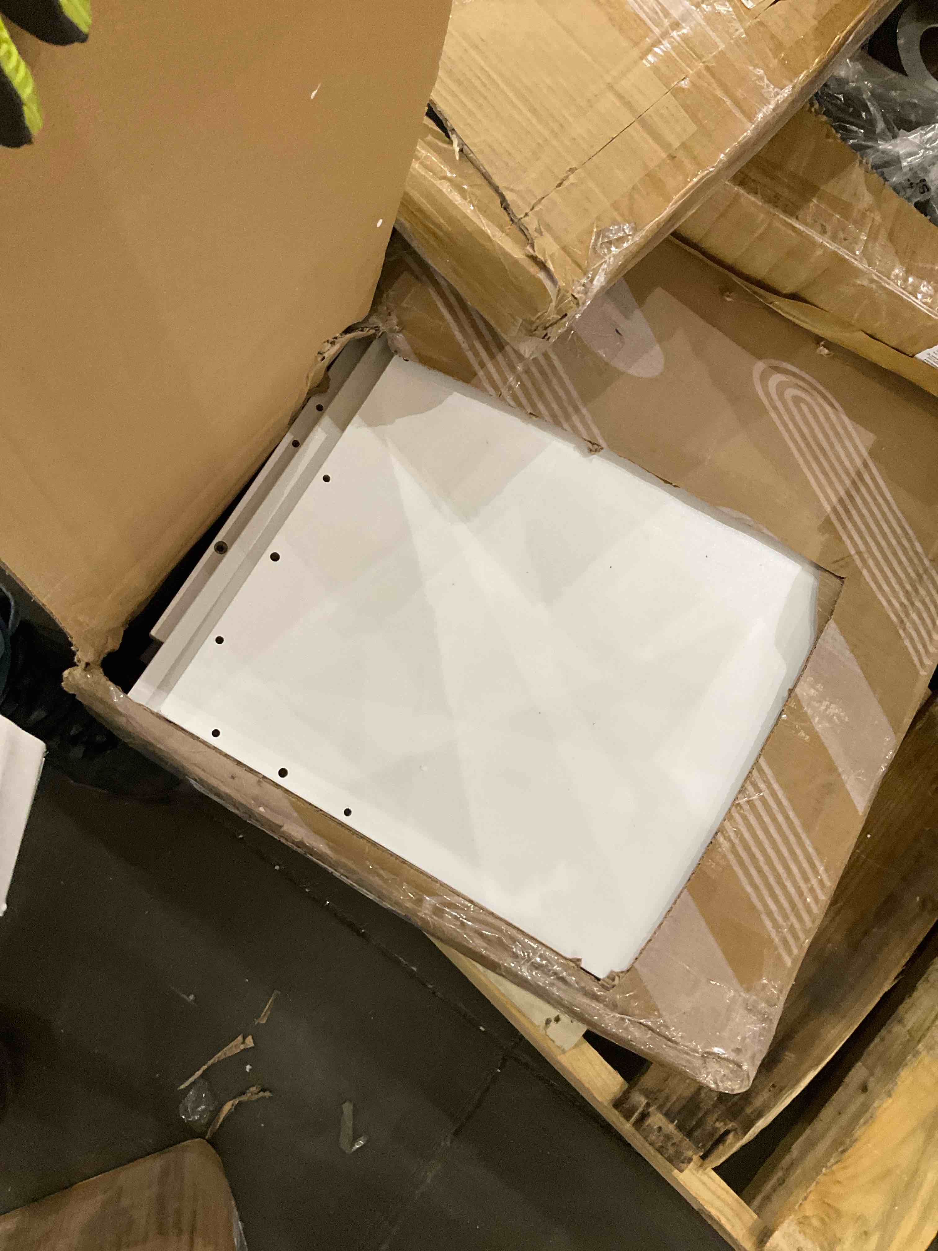 https://s3.amazonaws.com/lotting-images-prod/bidfta/PNK0282722_1738158200692.jpeg
