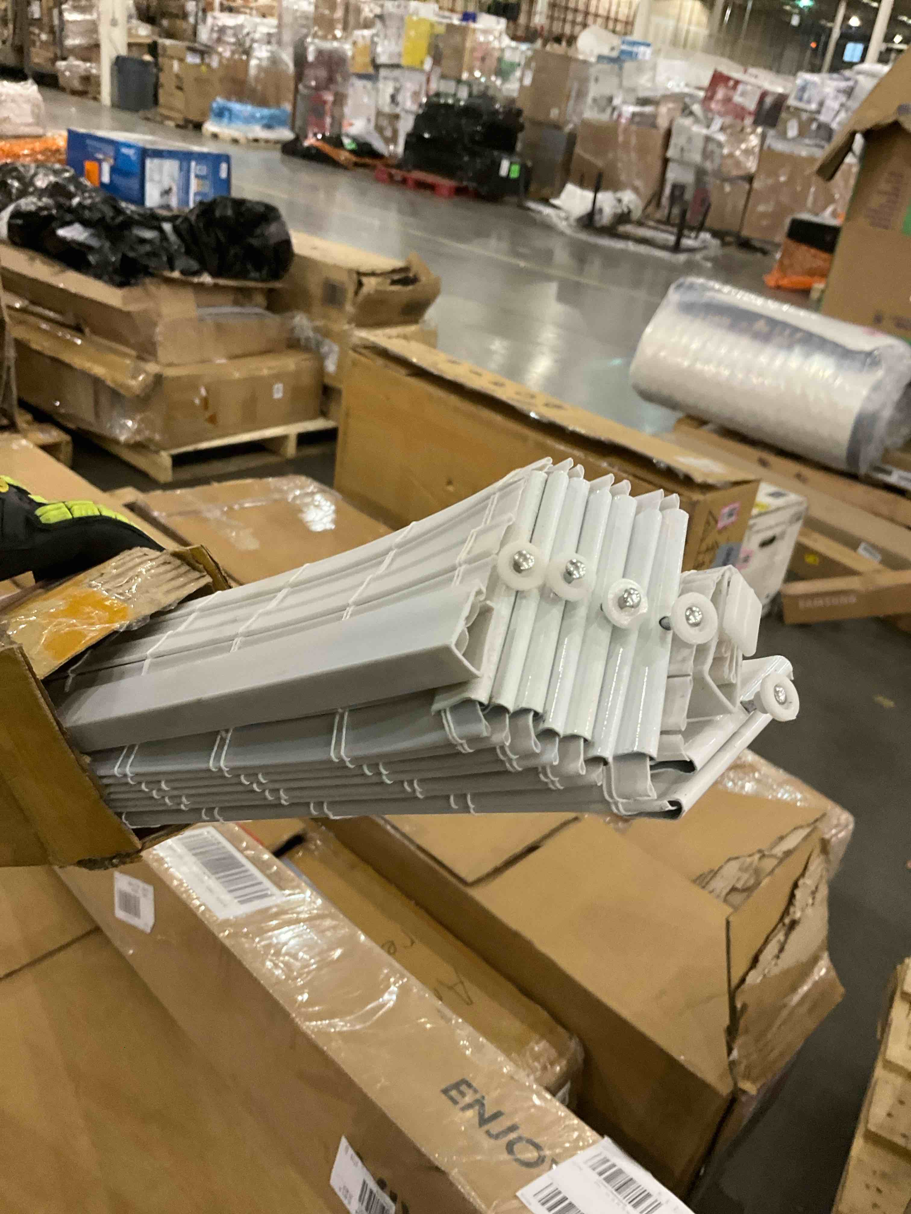 https://s3.amazonaws.com/lotting-images-prod/bidfta/PNK0282741_1738161258406.jpeg