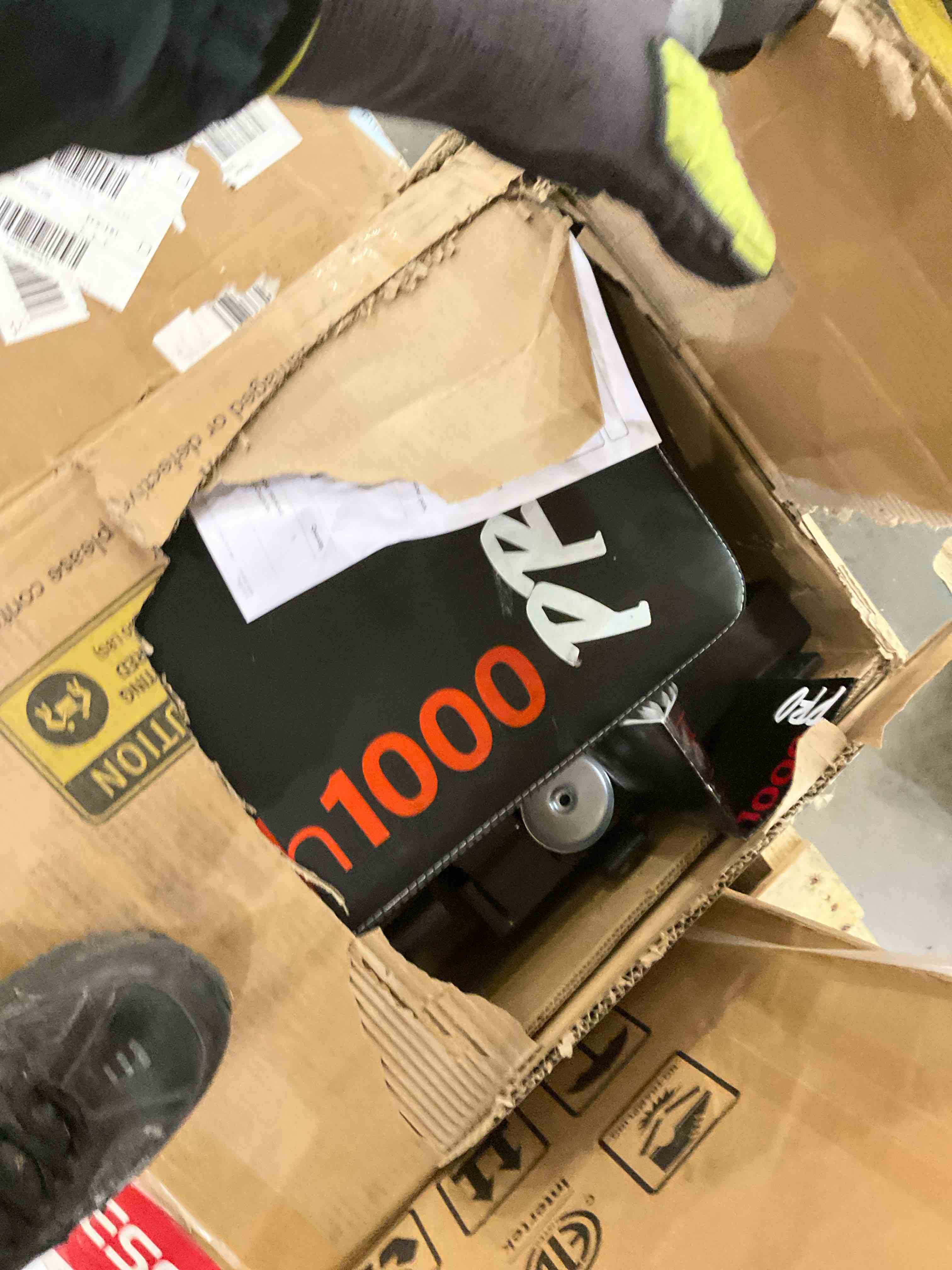 https://s3.amazonaws.com/lotting-images-prod/bidfta/PNK0282760_1738162675427.jpeg