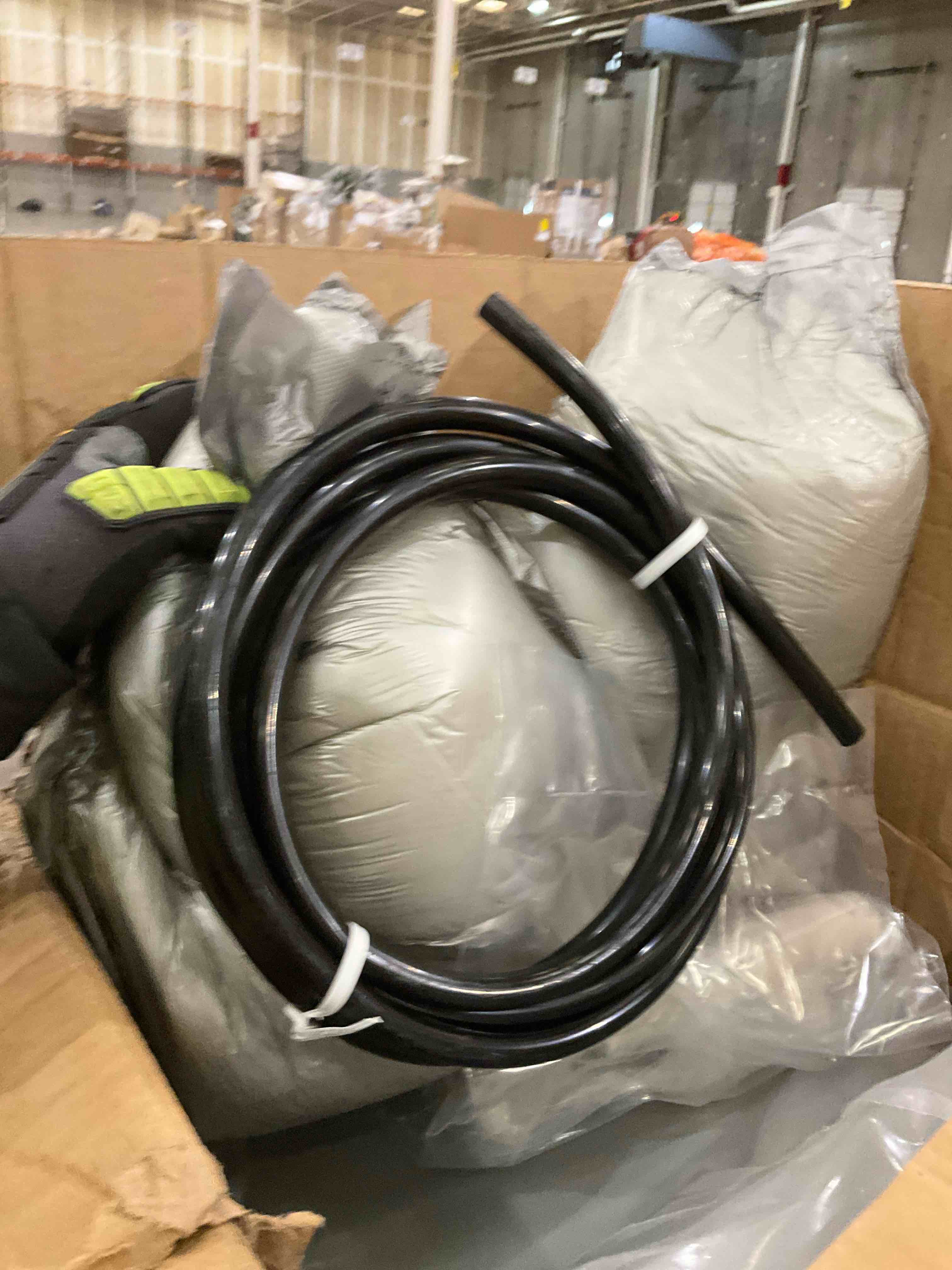 https://s3.amazonaws.com/lotting-images-prod/bidfta/PNK0282831_1738166155952.jpeg