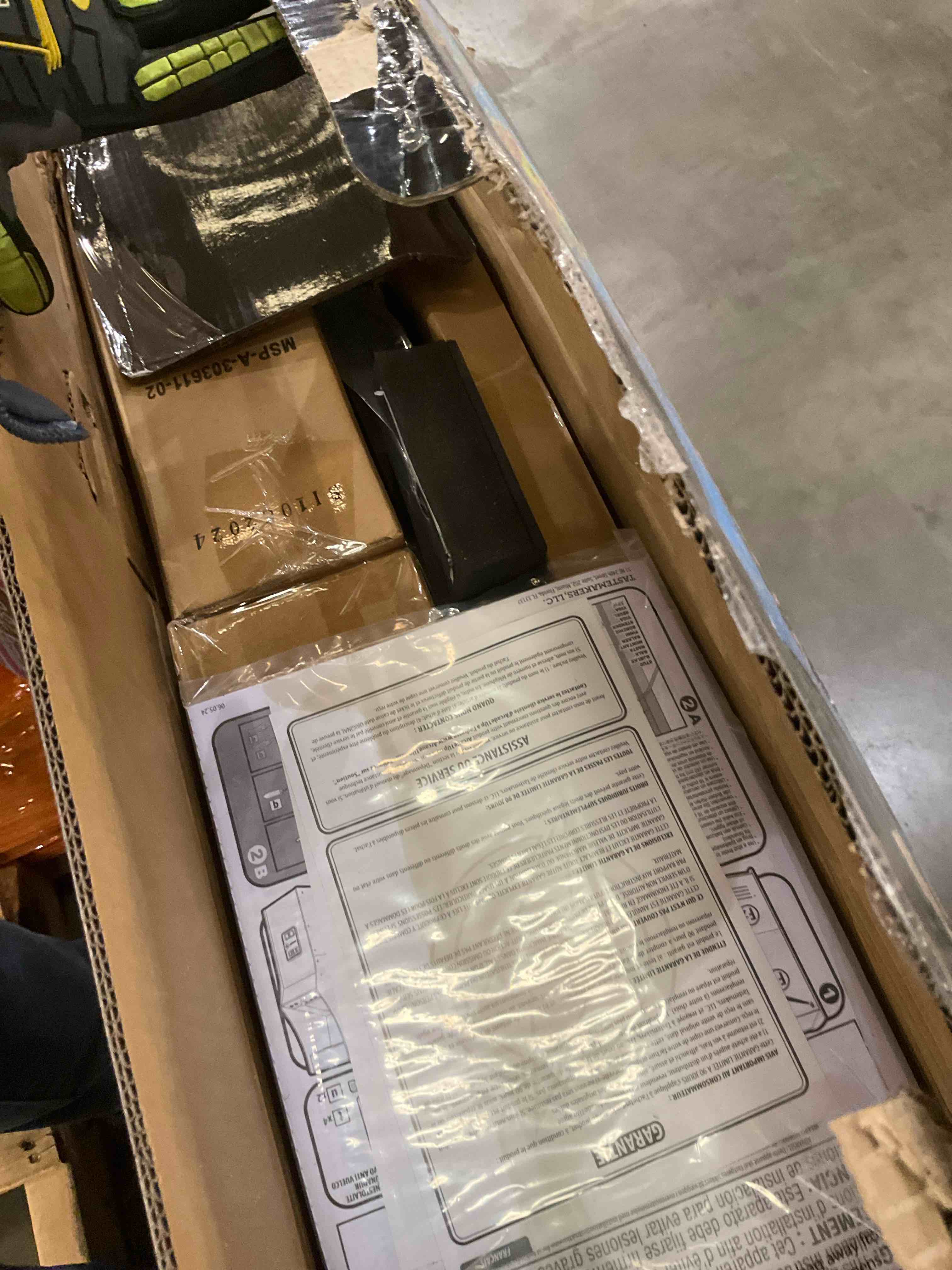 https://s3.amazonaws.com/lotting-images-prod/bidfta/PNK0282857_1738169179521.jpeg