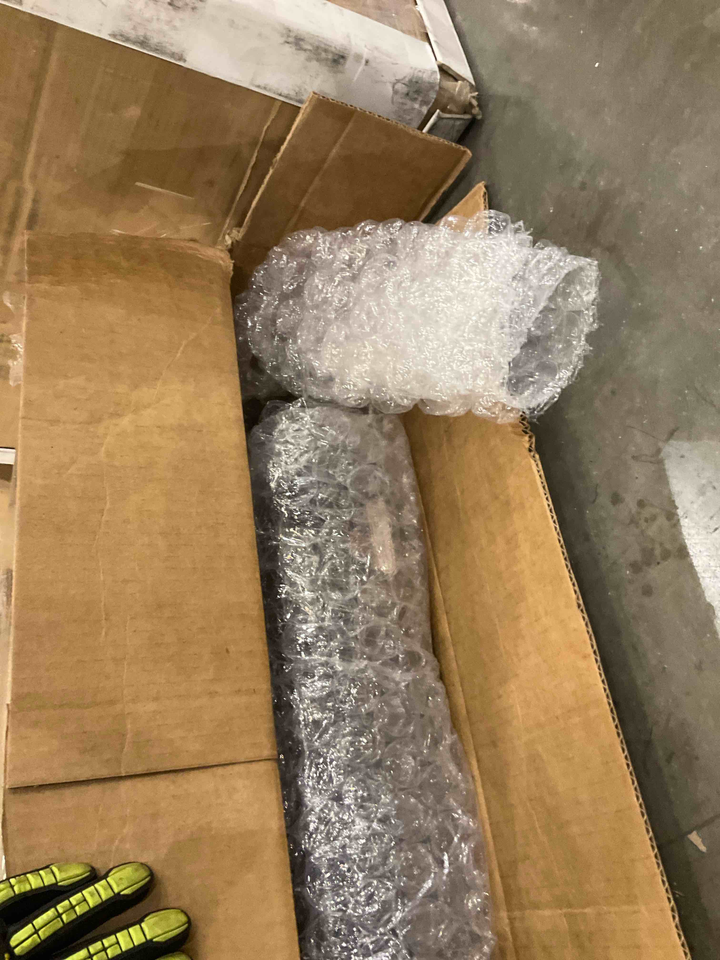 https://s3.amazonaws.com/lotting-images-prod/bidfta/PNK0282922_1738179929814.jpeg